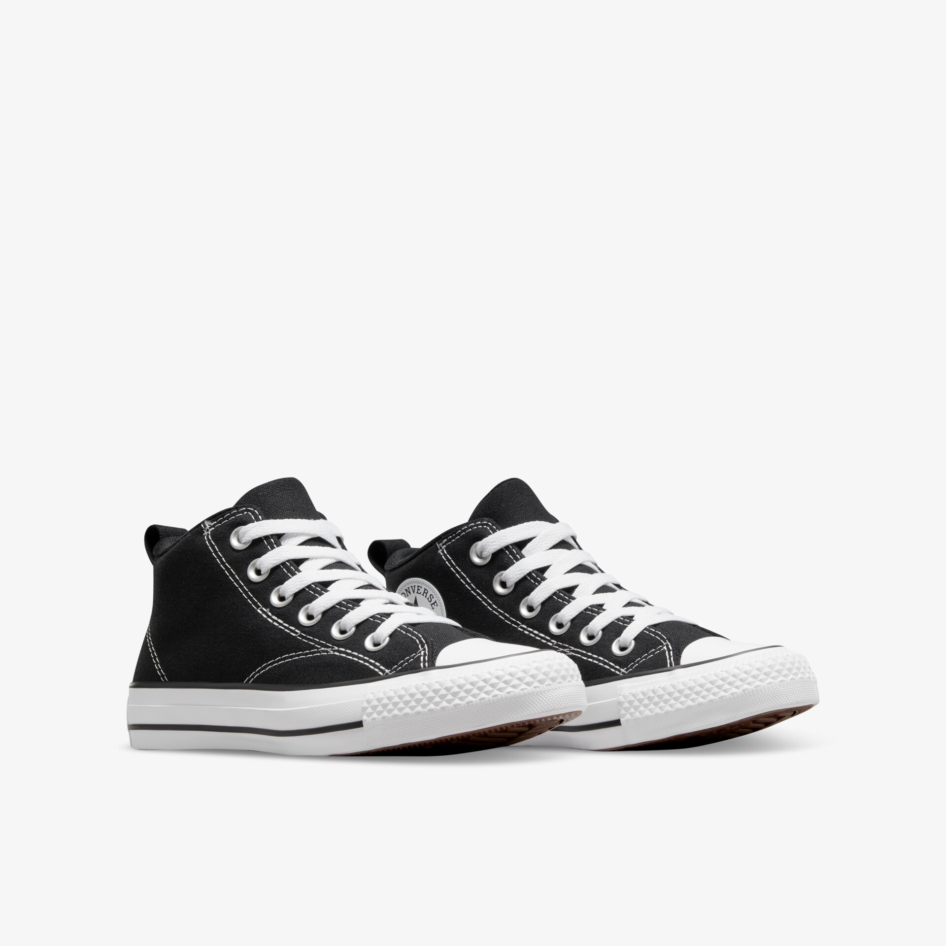 Klassische schwarze Sneaker mit weißer Sohle und Schnürung, ideal für jeden Anlass im Alltag.