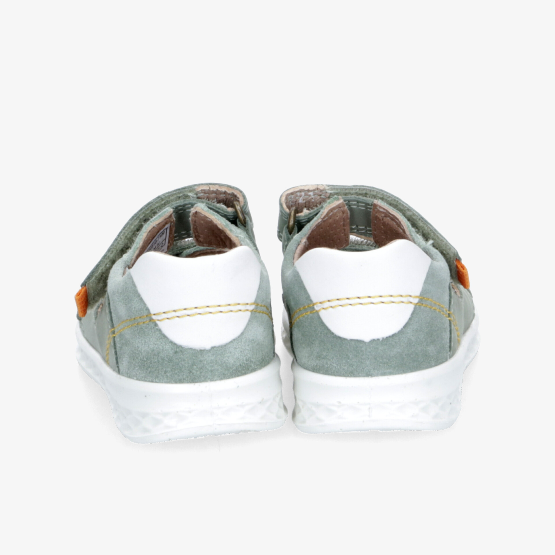 Graue und weiße Freizeitschuhe, Rückansicht, mit robustem und komfortablem Design, ideal für den Alltag