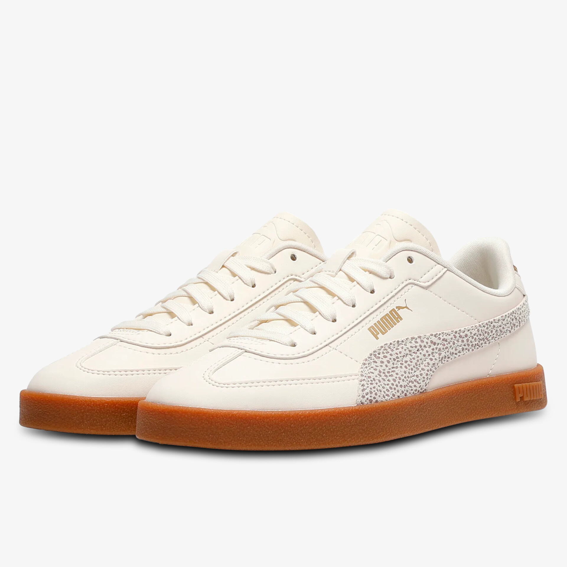 Schöne weiße sportliche Schnürschuhe mit strukturierter Gummisohle und modernem Design