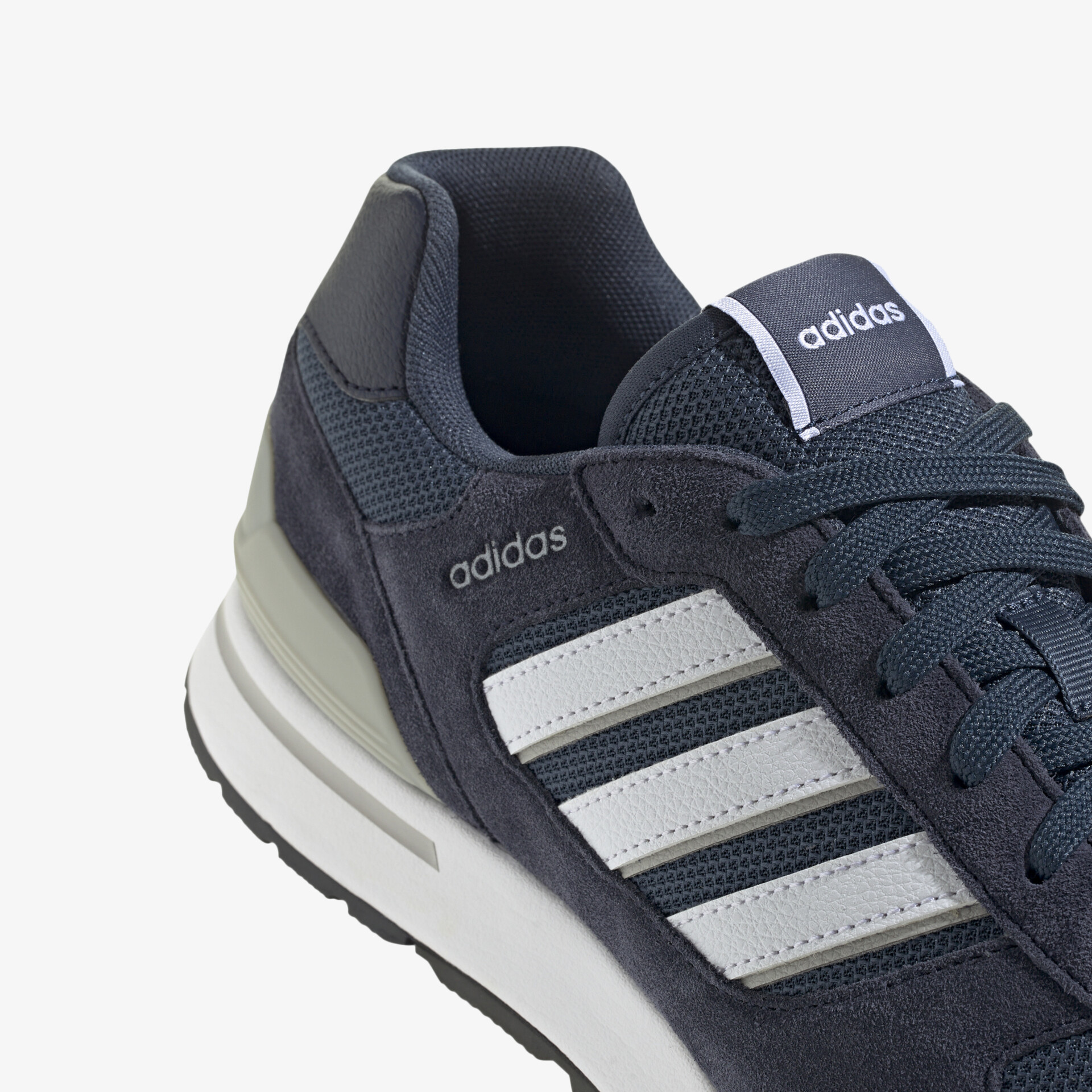 Detailaufnahme eines sneaker-teils mit markantem adidas logo und hochwertiger Schnürung