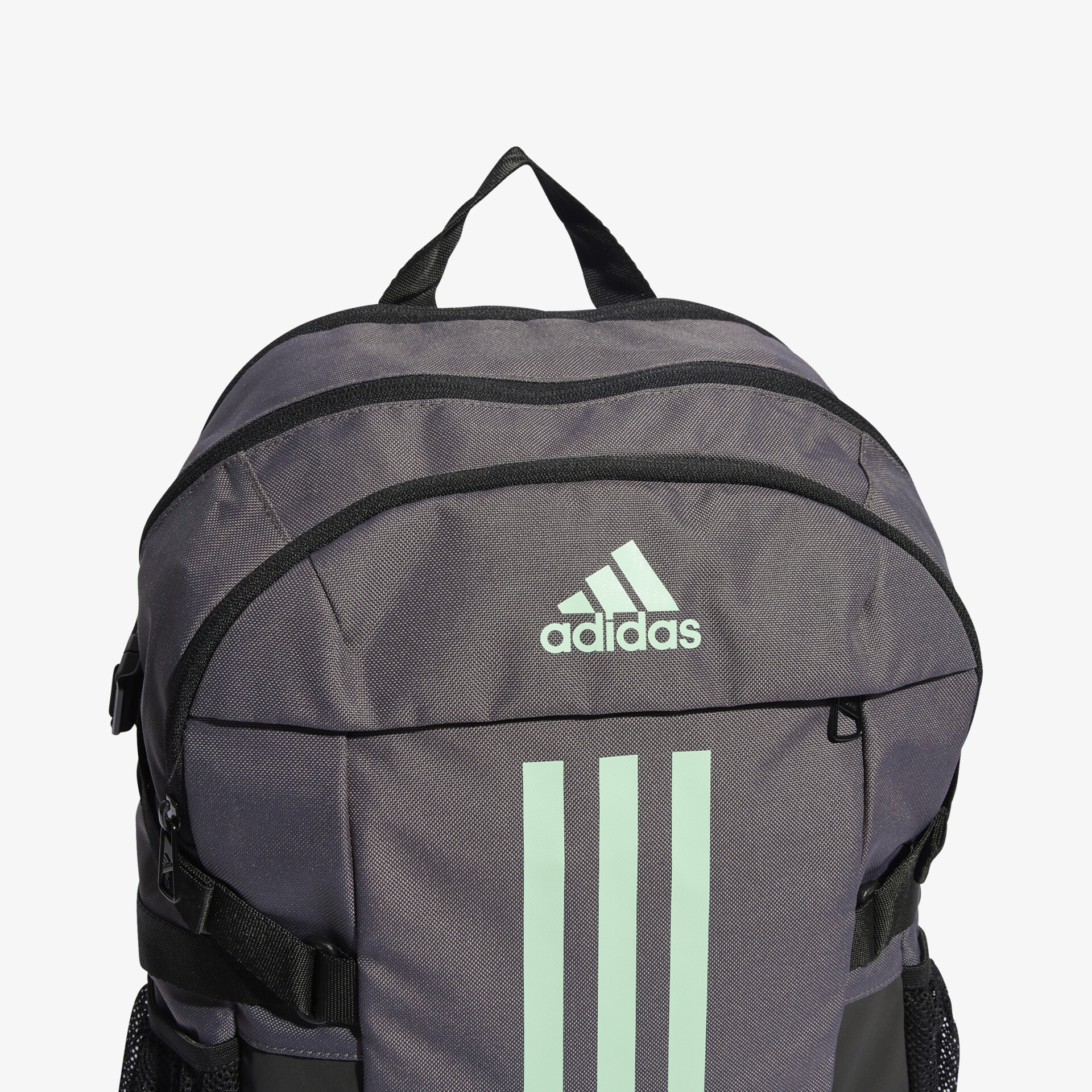 Grauer Adidas Rucksack mit markanten Streifen und Logo, ideal für Alltag und Sport.