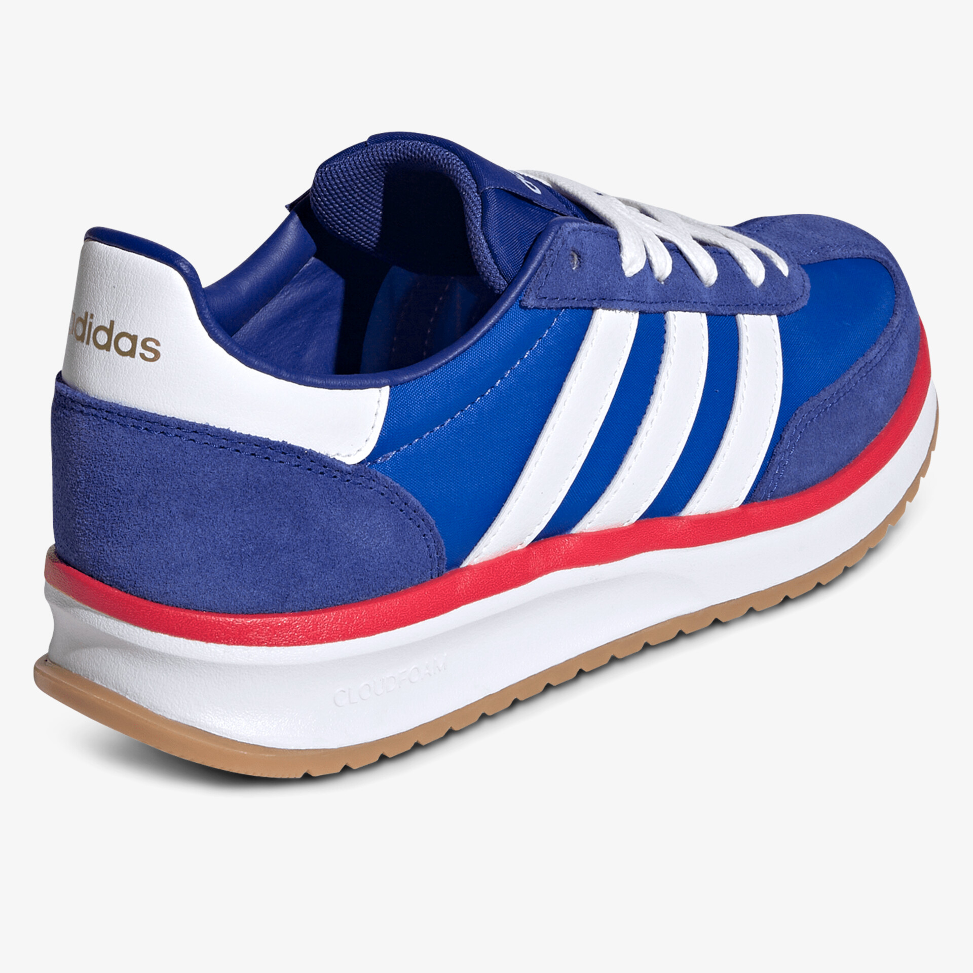 Sportlicher blauer Sneaker mit weißen Streifen, rotem Detail und robuster Profilsohle, seitliche Ansicht