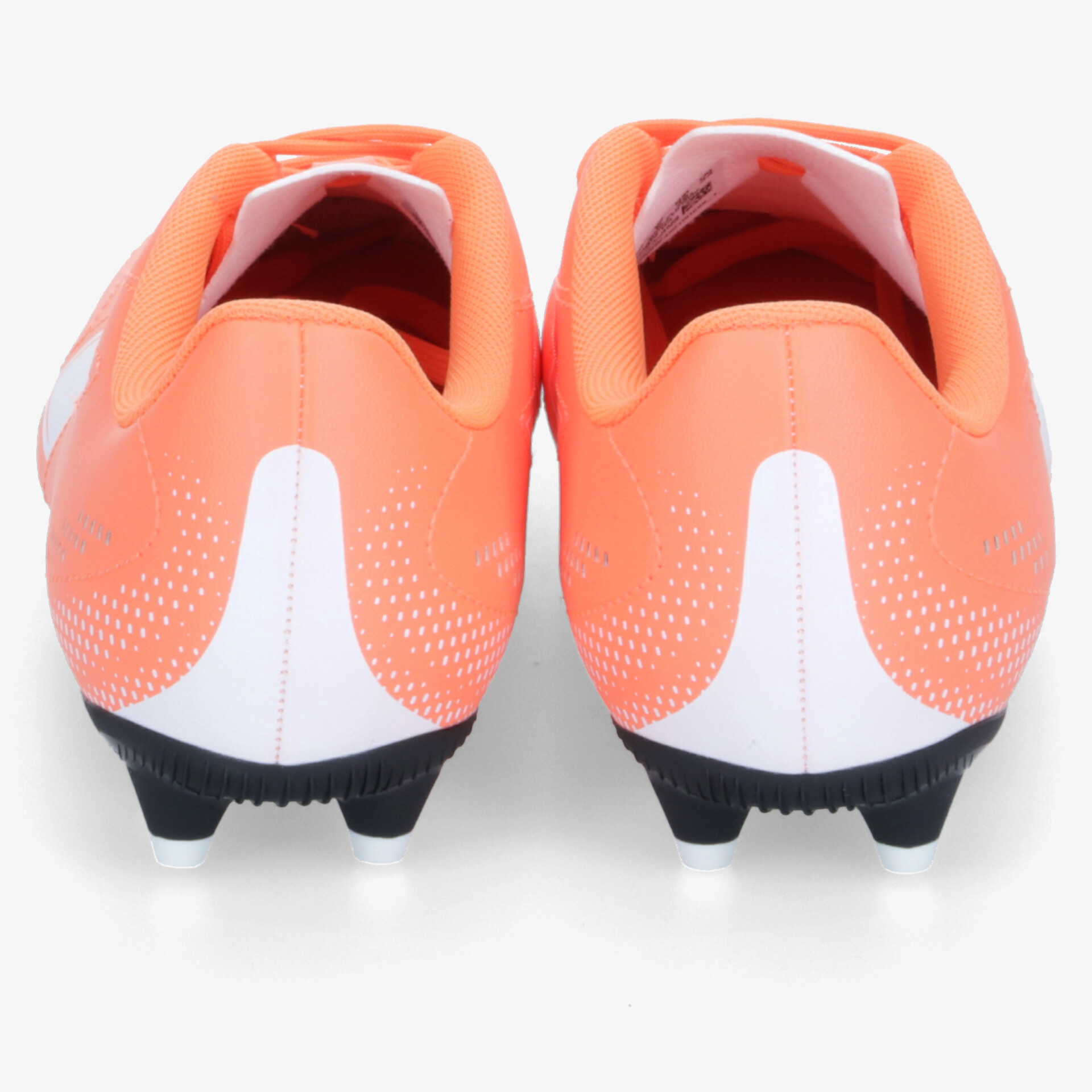 Rückansicht von orangefarbenen Fußballschuhen im Paar mit griffiger Sohle und modernem Design