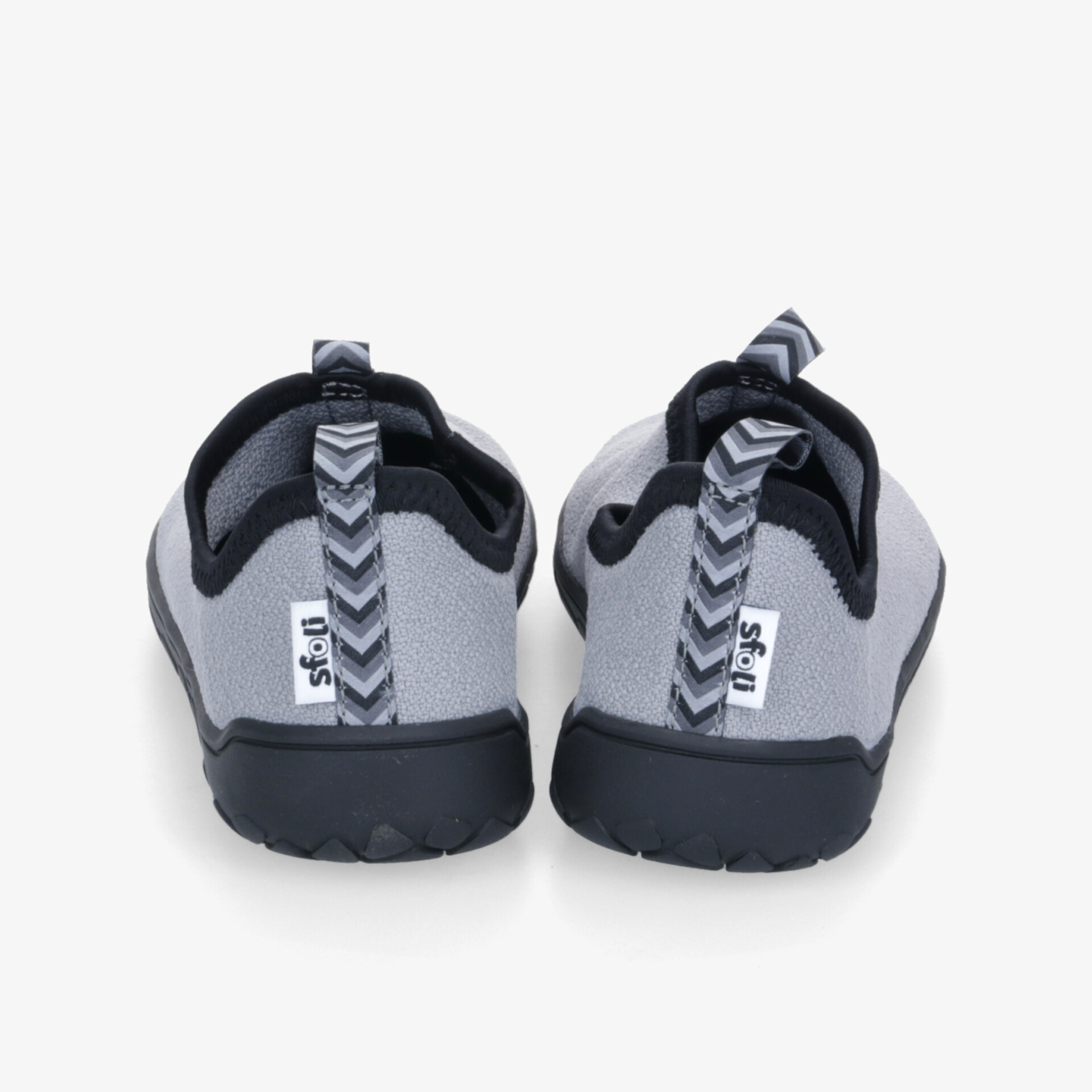 Leichte graue Schuhe mit flexibler Sohle und rutschfestem Profil in klarer Rückansicht