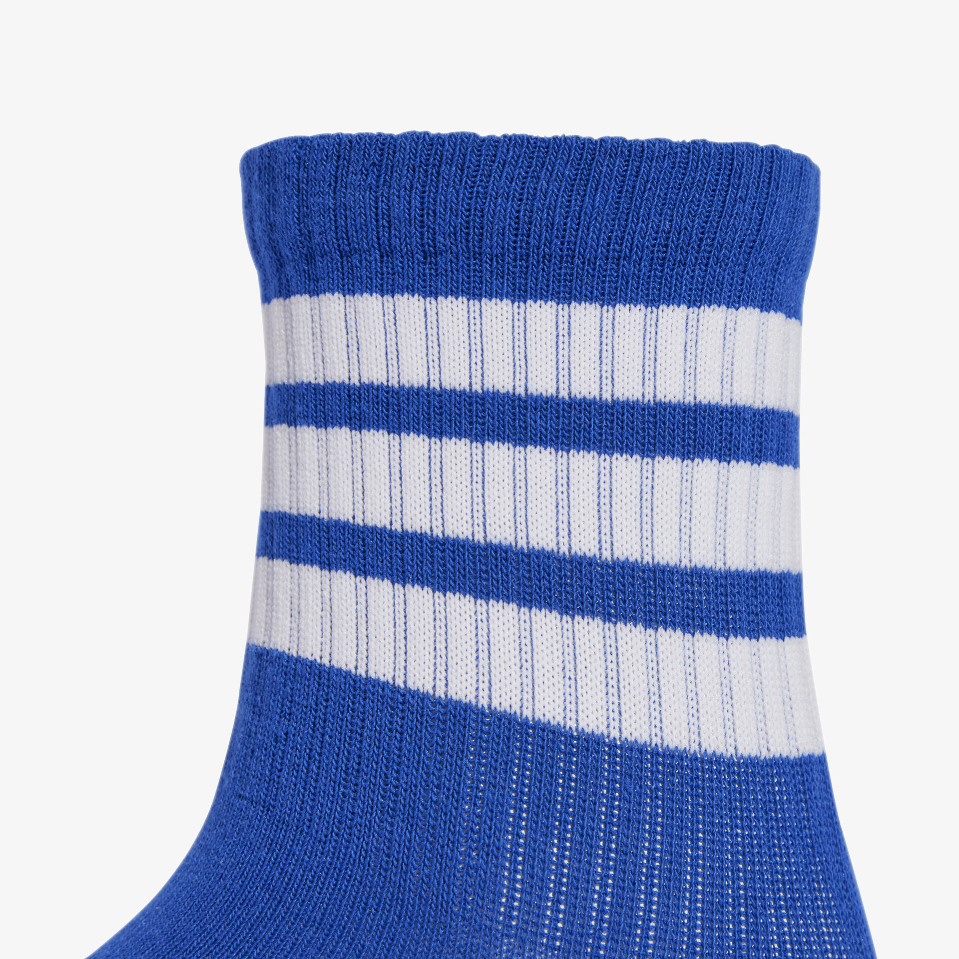 Detailaufnahme eines blauen und weißen gerippten, elastischen und atmungsaktiven Sportsocken-Manschettenbereichs