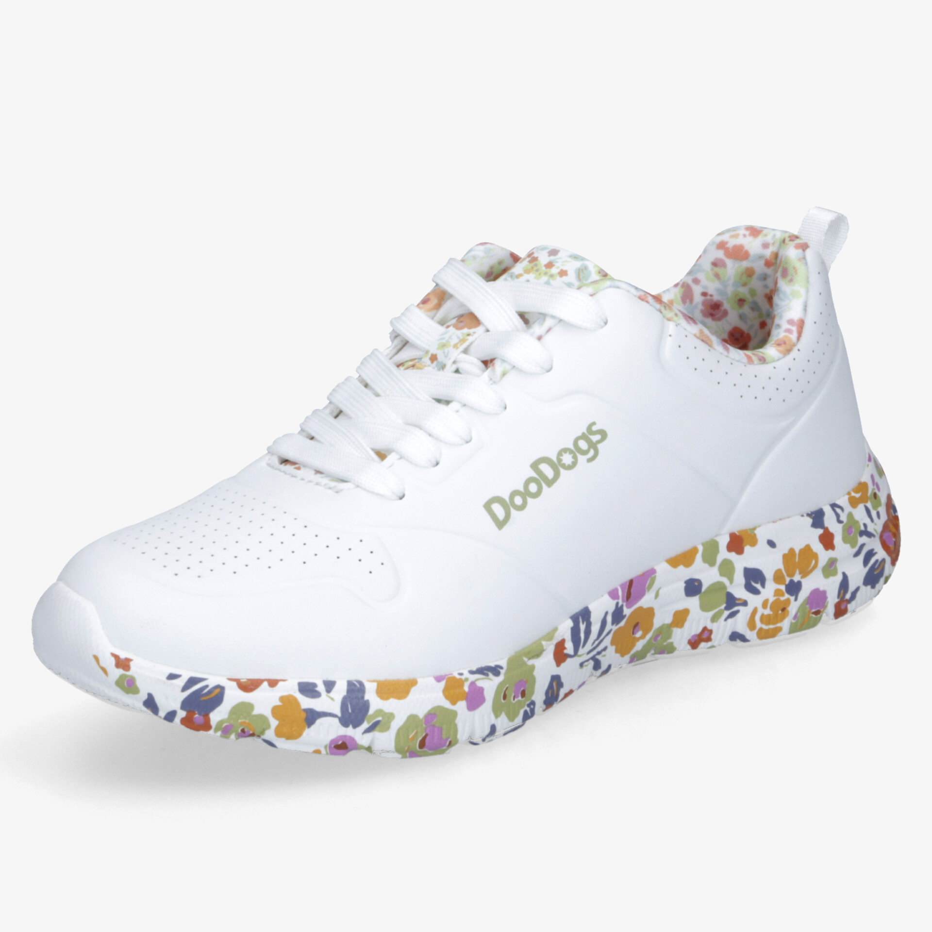 Weißer Sportschuh mit farbenfroher, rutschfester Sohle, atmungsaktivem Material und gepolstertem Schaftrand in schräger Vorderansicht