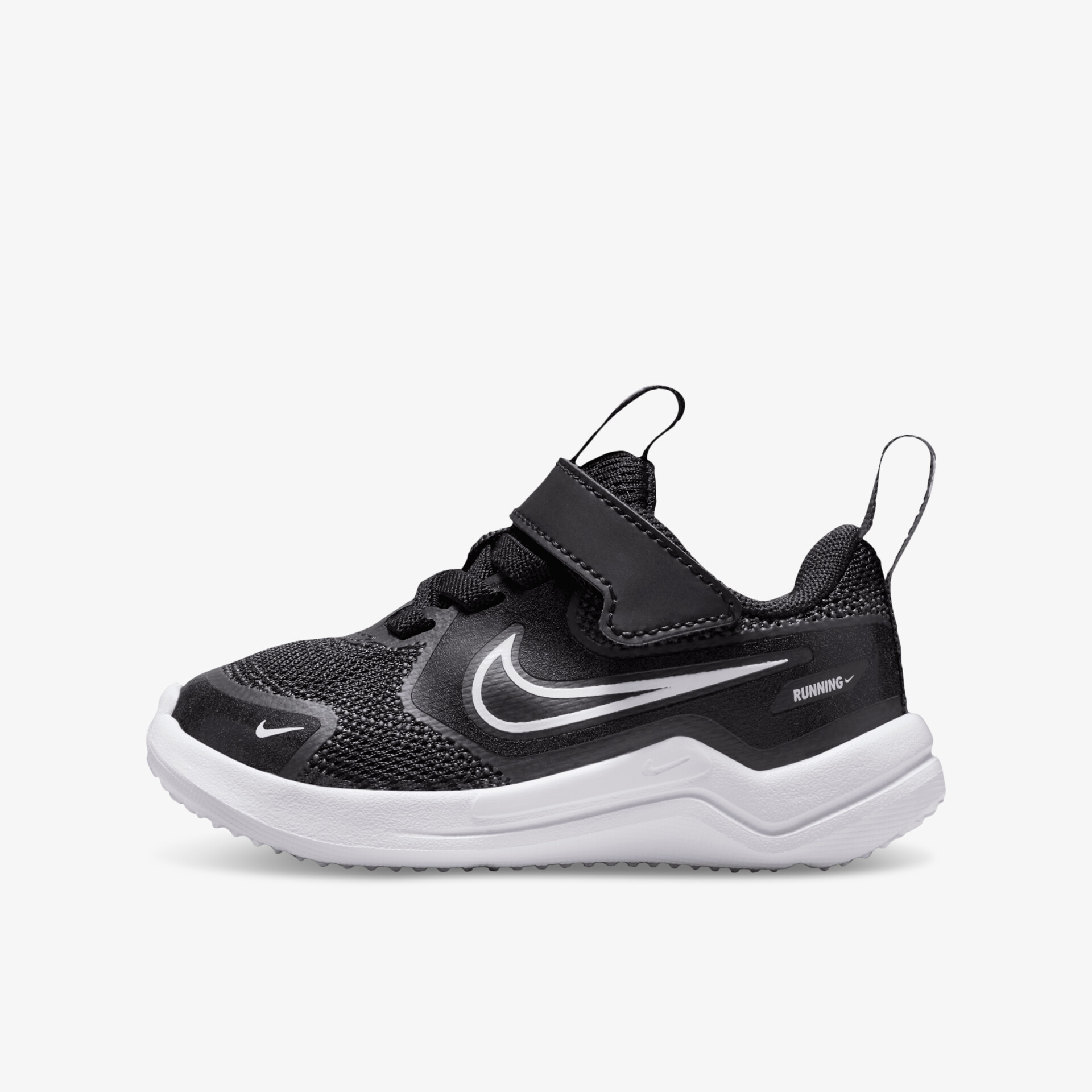 Schwarzer Sportschuh mit weißem Swoosh und rutschfester Sohle, seitliche klare Ansicht