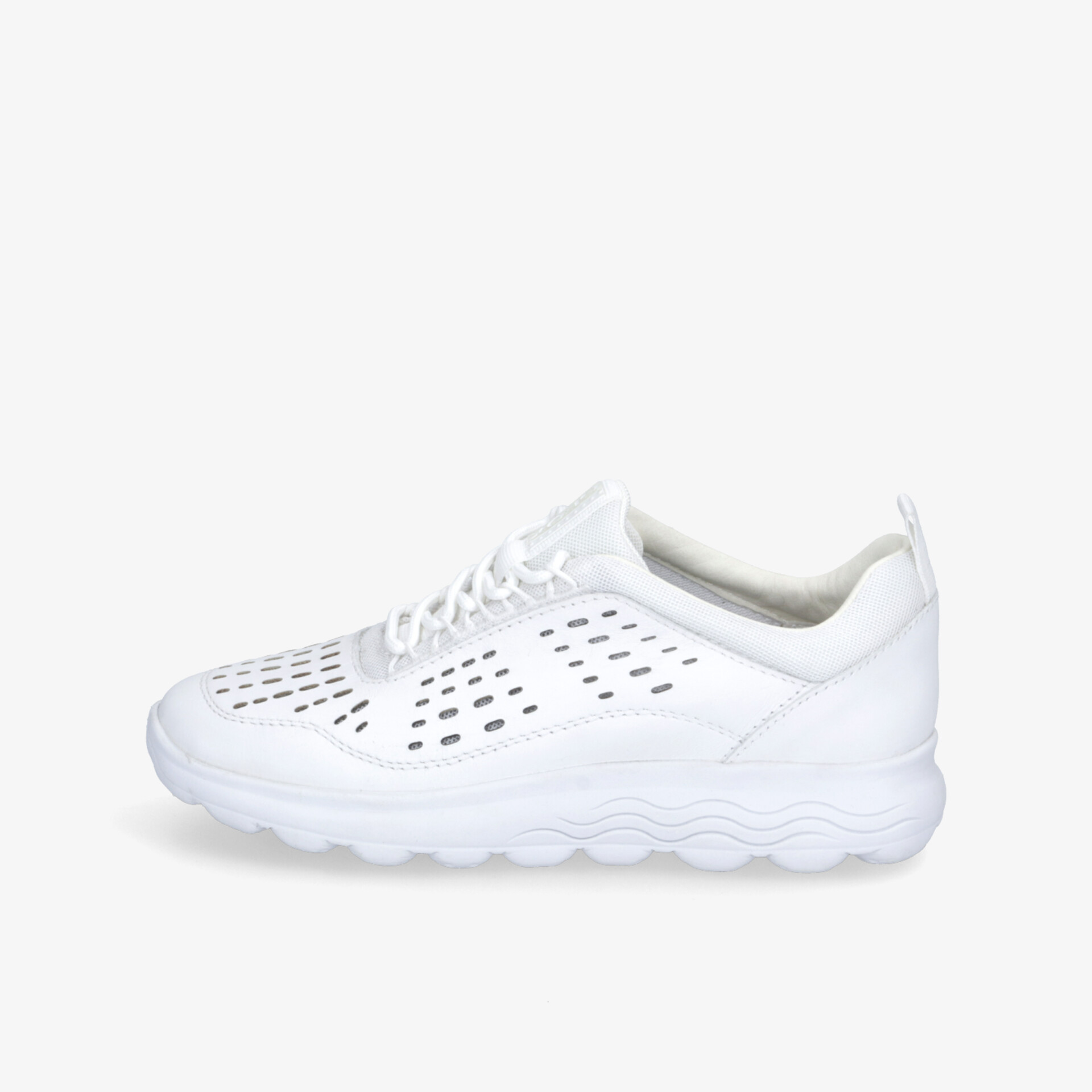 Moderner weißer Sneaker mit perforiertem Design für optimale Atmungsaktivität und Komfort.
