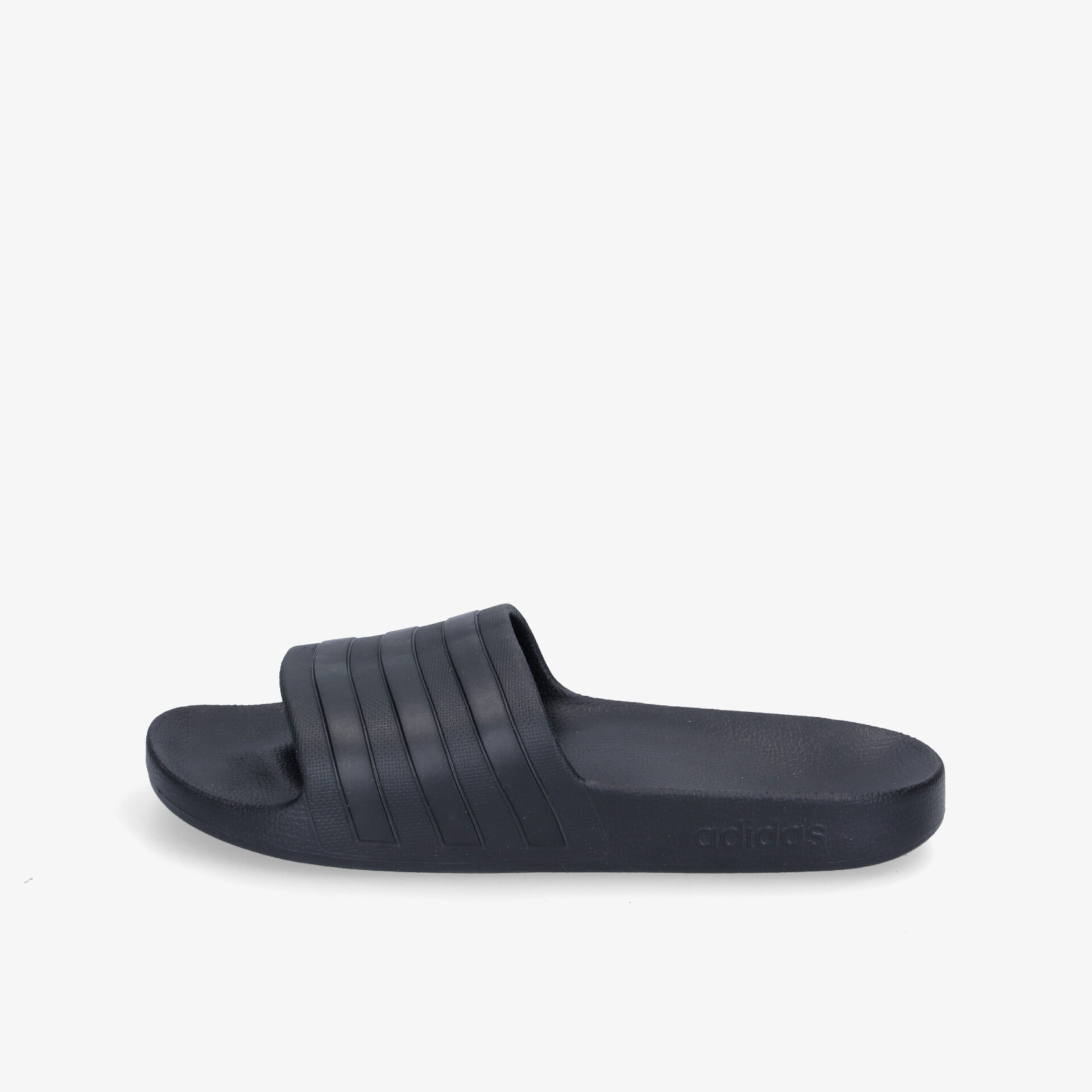 Bequeme schwarze Badepantolette mit strapazierfähigem Design und rutschfestem Fußbett für optimalen Komfort.