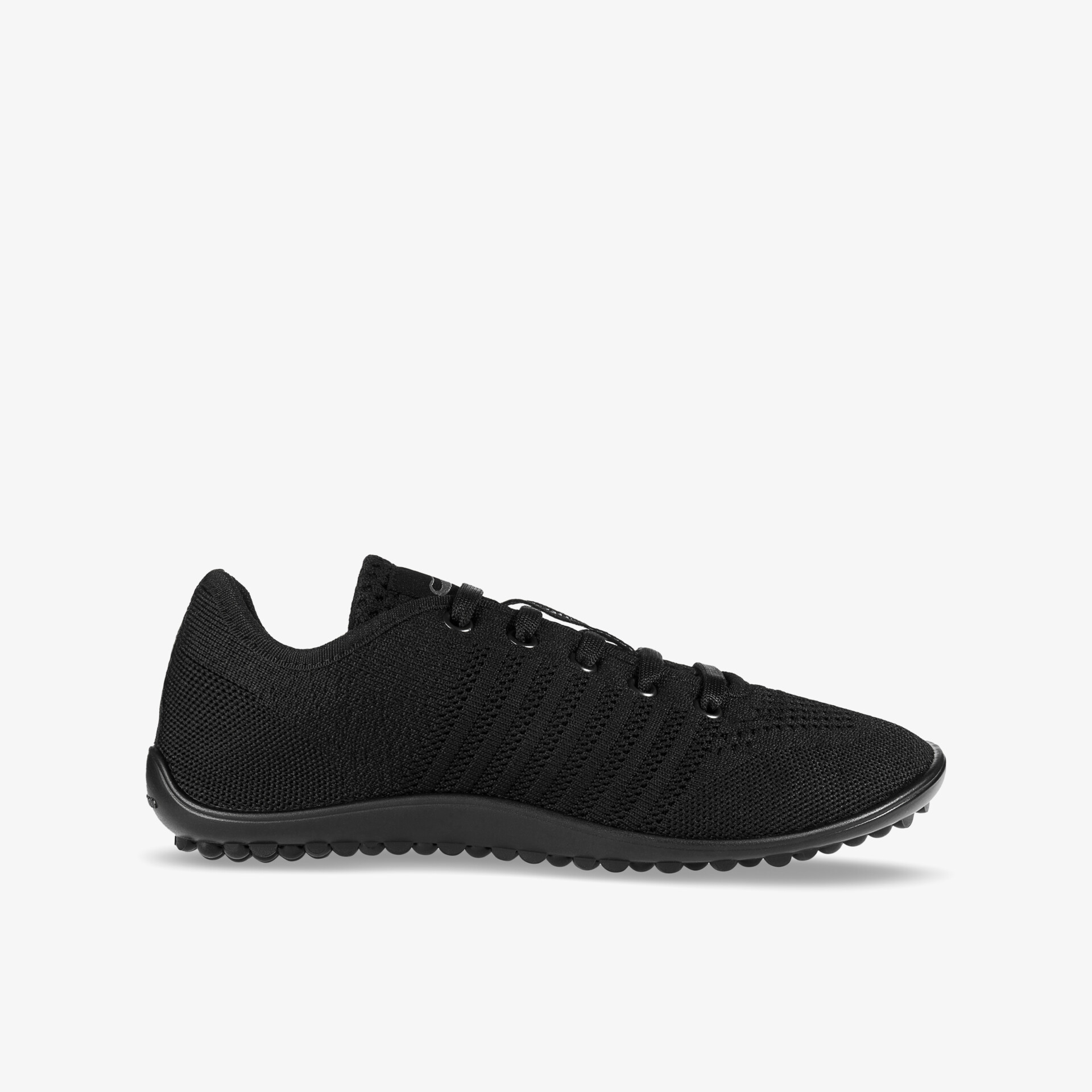 Leichter, atmungsaktiver schwarzer Sportschuh mit rutschfester Sohle und modernem Design für optimalen Komfort.