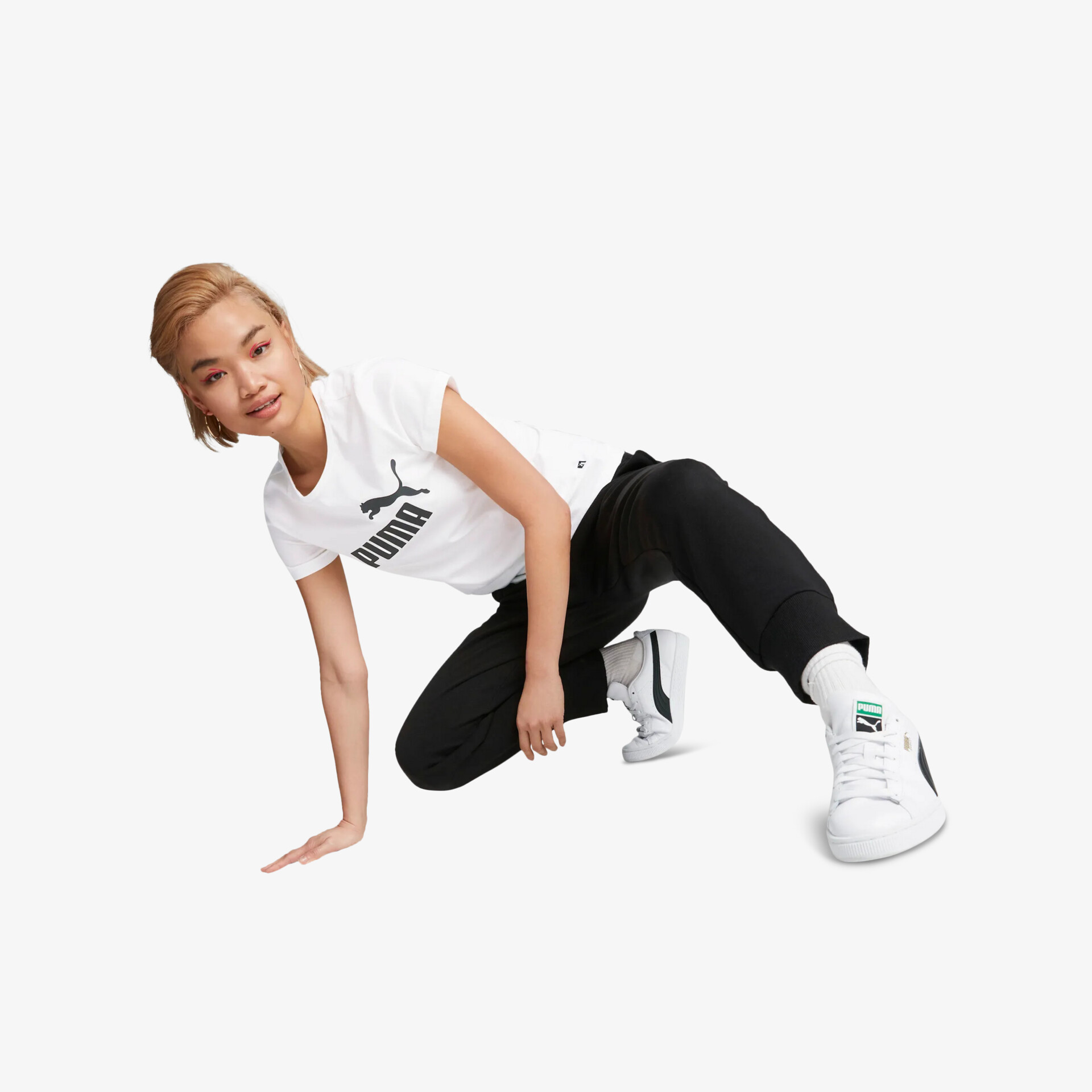 Weiße Sneaker in sportlicher Pose, bequem und flexibel mit modernem Design und stabiler Passform