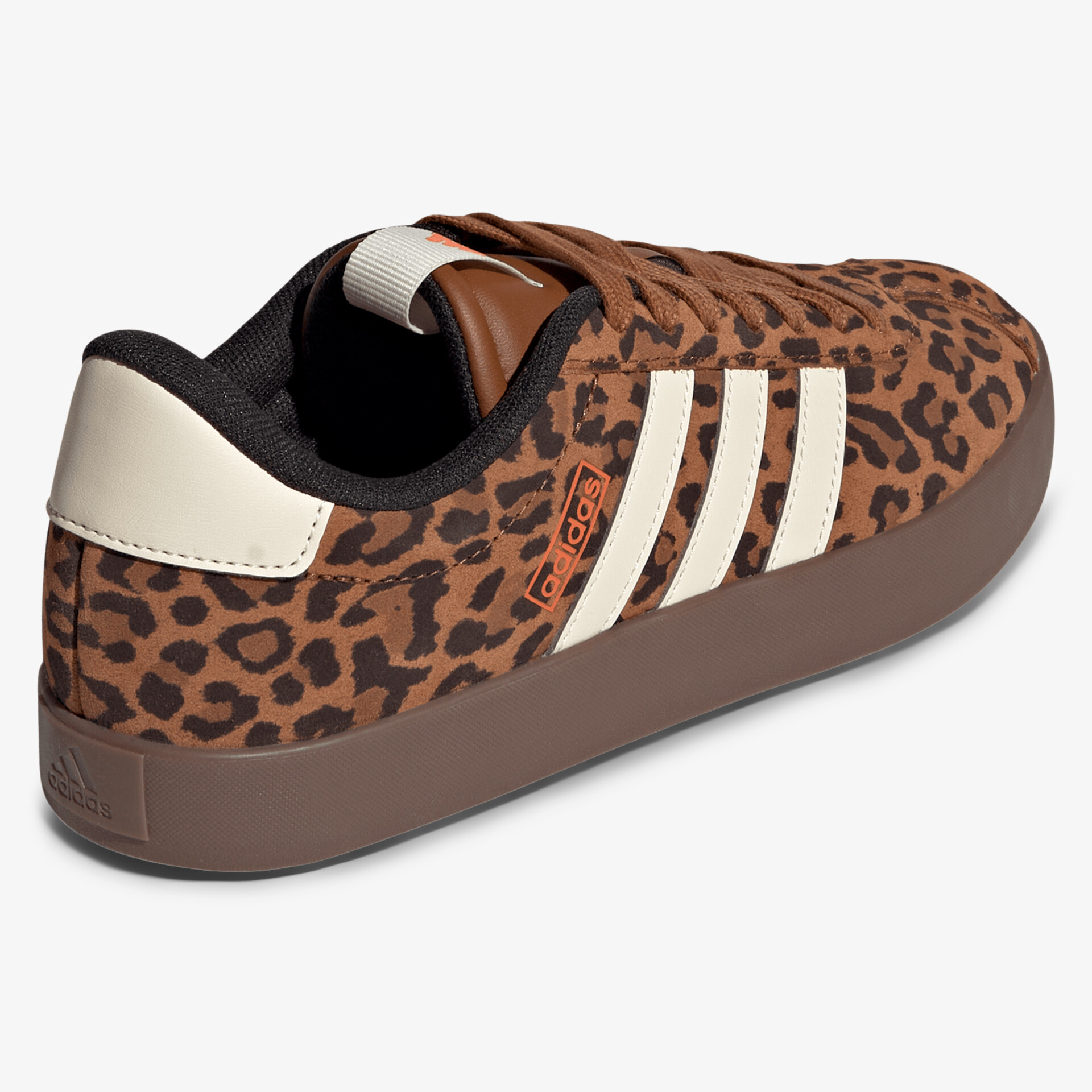 Stylischer Sneaker mit braunem Leo-Muster und weißen Streifen seitlich, komfortabler Sportschuh