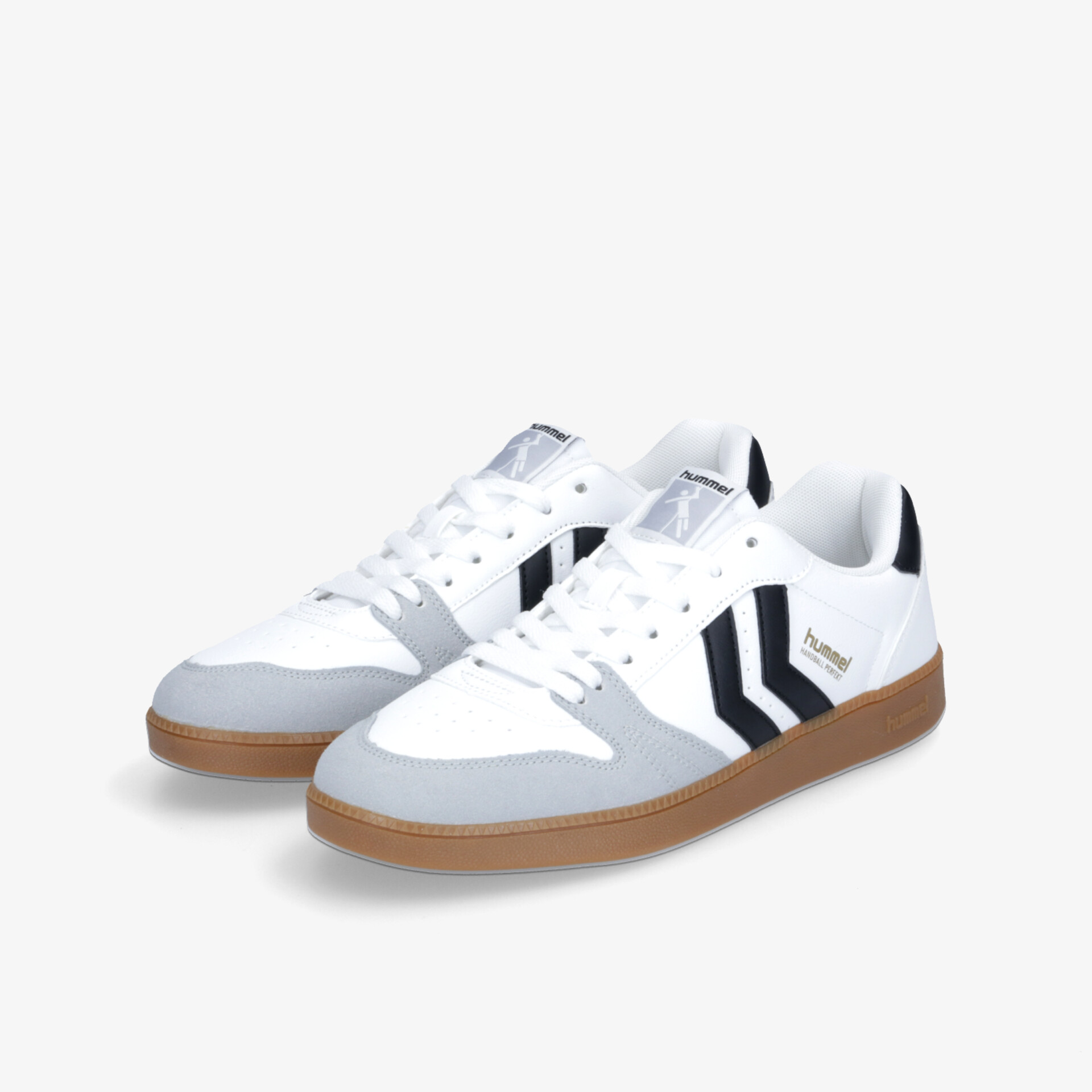 Weißes Paar Sportschuhe mit langlebiger Gummisohle, atmungsaktivem Material und schnürverschluss für sicheren Halt