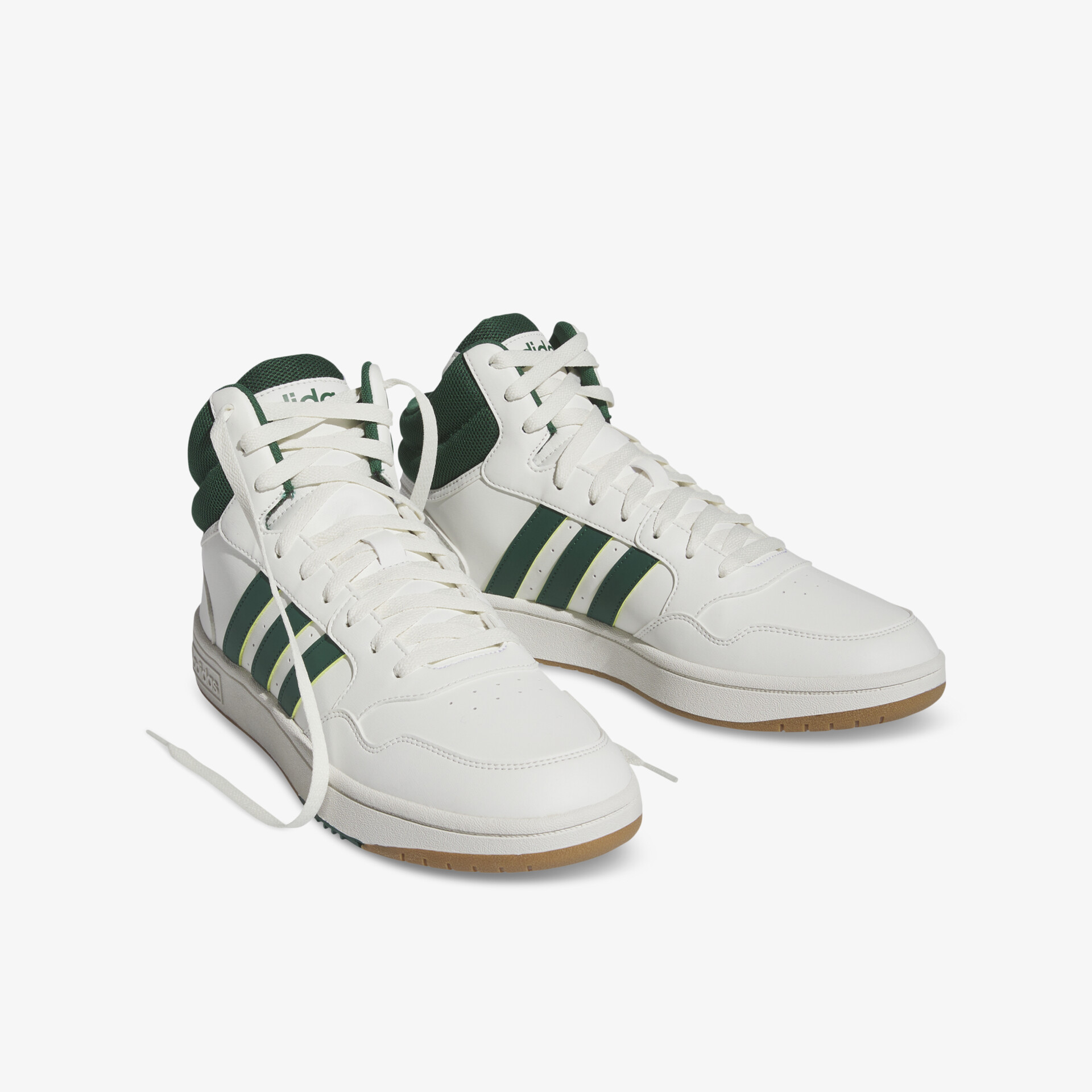 Modische weiße Sneaker mit grünen Streifen, ideal für sportliche Aktivitäten und Freizeitoutfits.