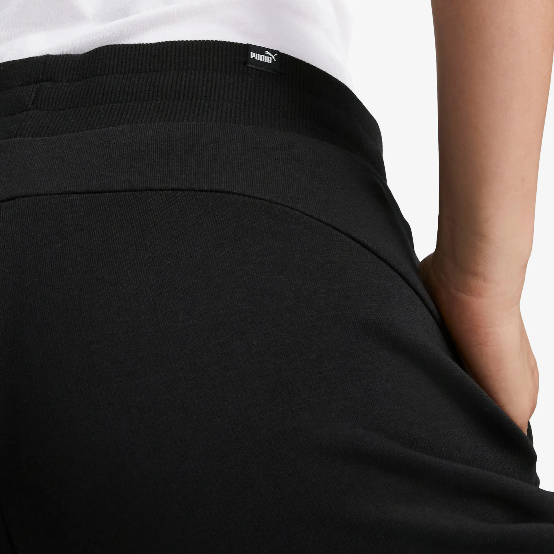 Detailaufnahme eines schwarzen Rocks mit elastischem Bund und bequemer Passform zeigt hochwertige Verarbeitung