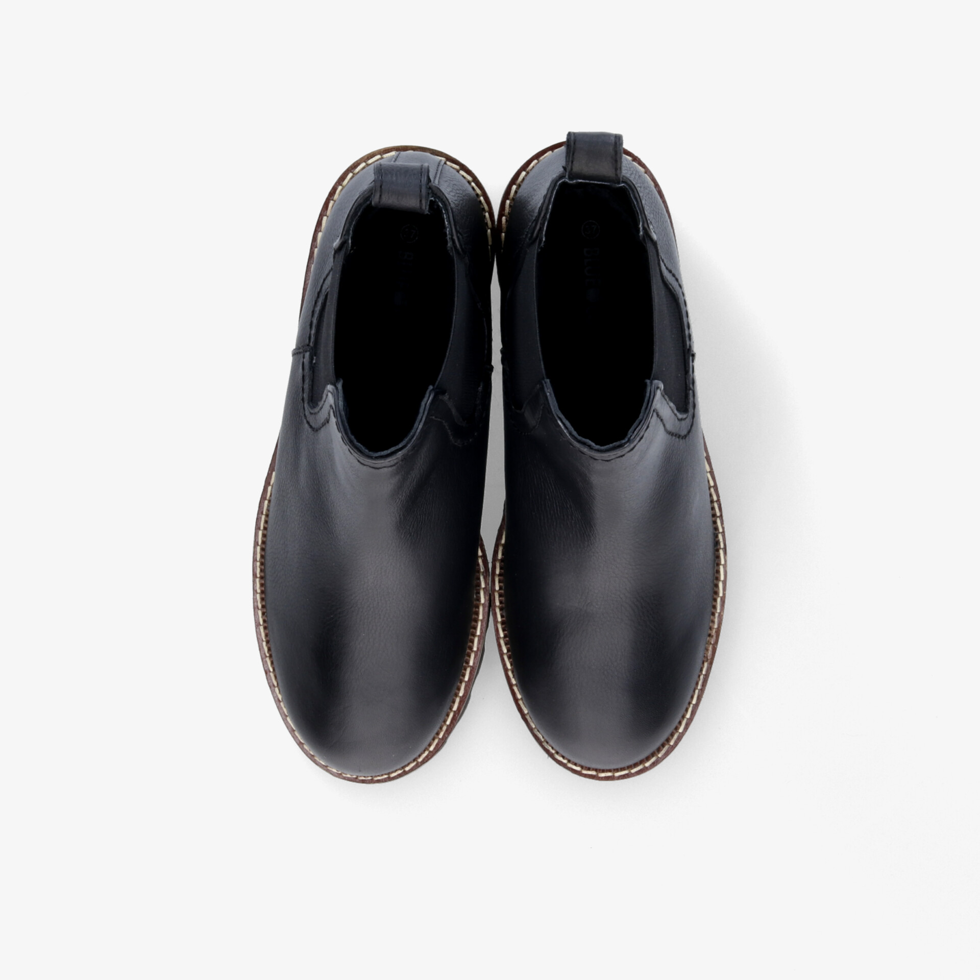 Schwarze Schuhe aus hochwertigem Material mit glatter Oberfläche und elegantem, robustem Design, Draufsicht