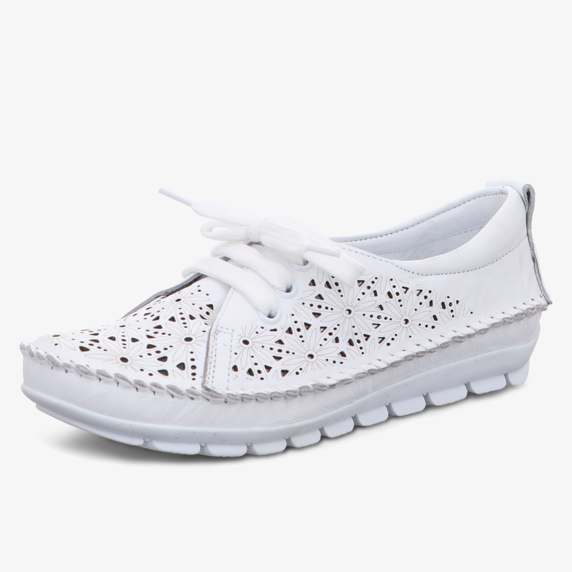 Modischer weißer Schnürschuh mit perforiertem Obermaterial und rutschfester Sohle für optimalen Komfort.