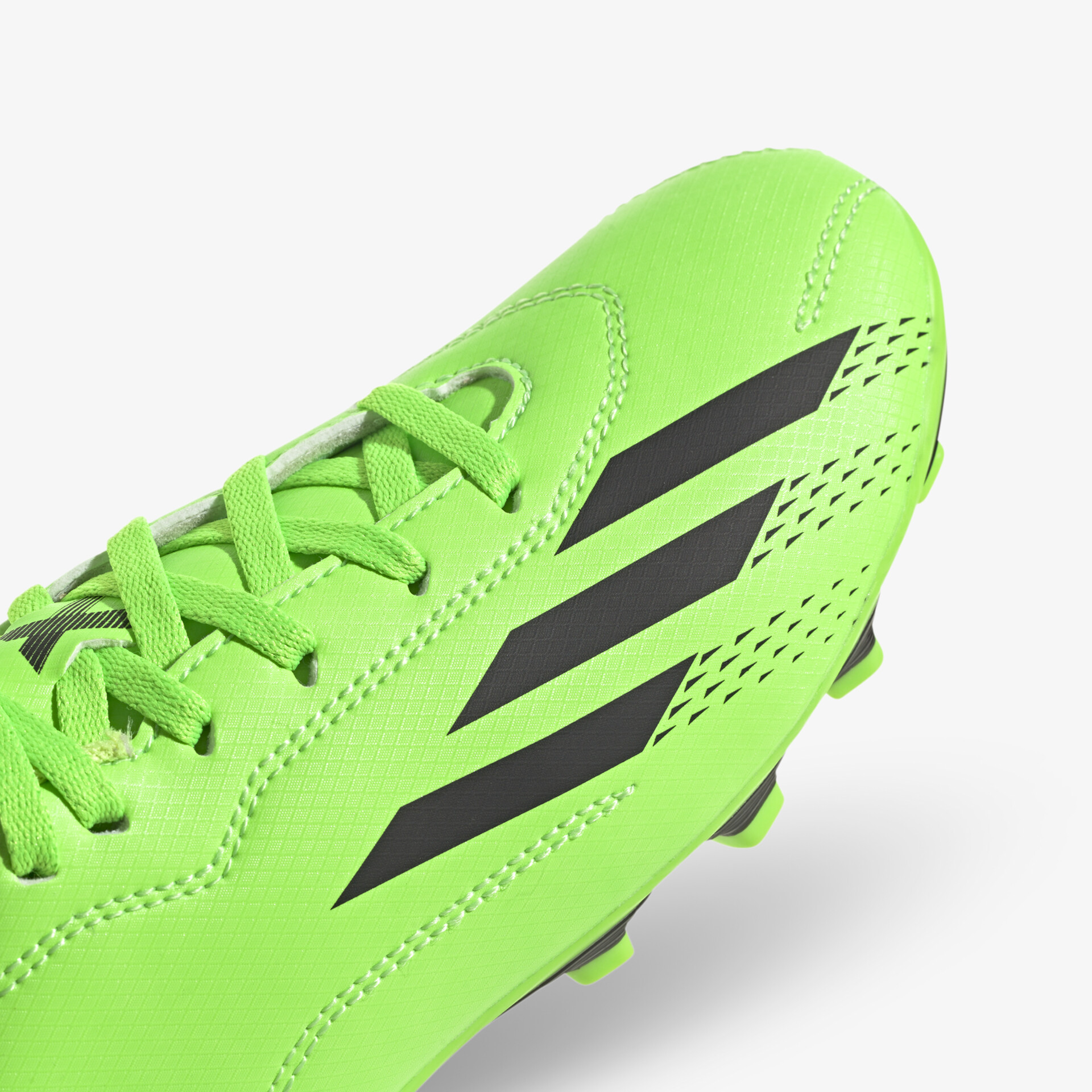 Grüner Fußballschuh mit Nocken und sportlichem Design, ideal für optimale Ballkontrolle und Stabilität.