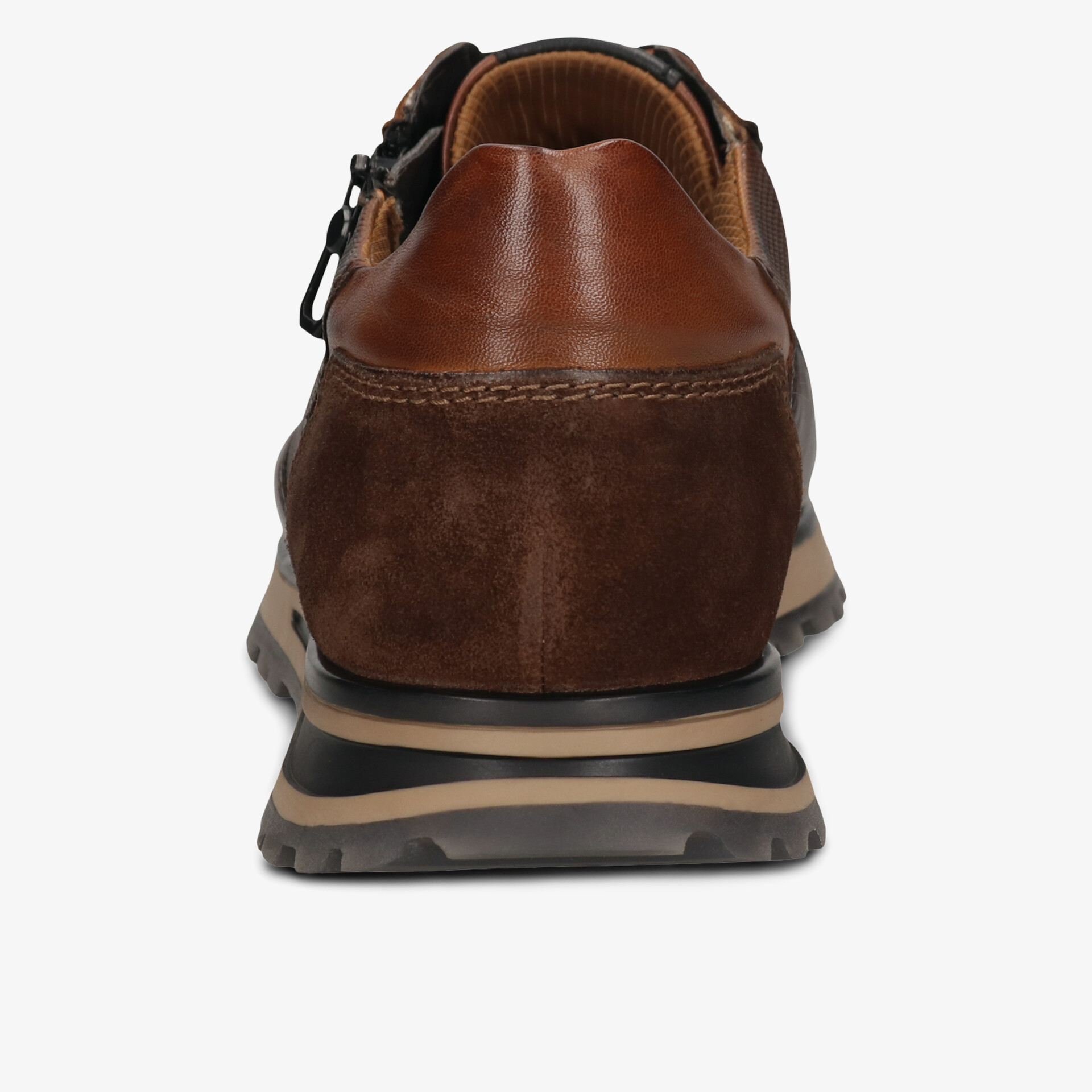 Rückansicht eines robusten, braunen Sportschuhs mit leichtem Profil und gepolstertem Fersenbereich