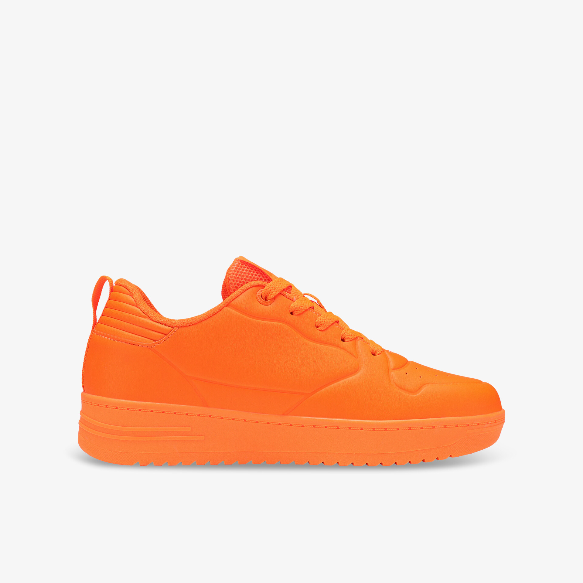 Leuchtend orange Sportschuh seitliche Ansicht mit robuster Sohle und atmungsaktivem Material