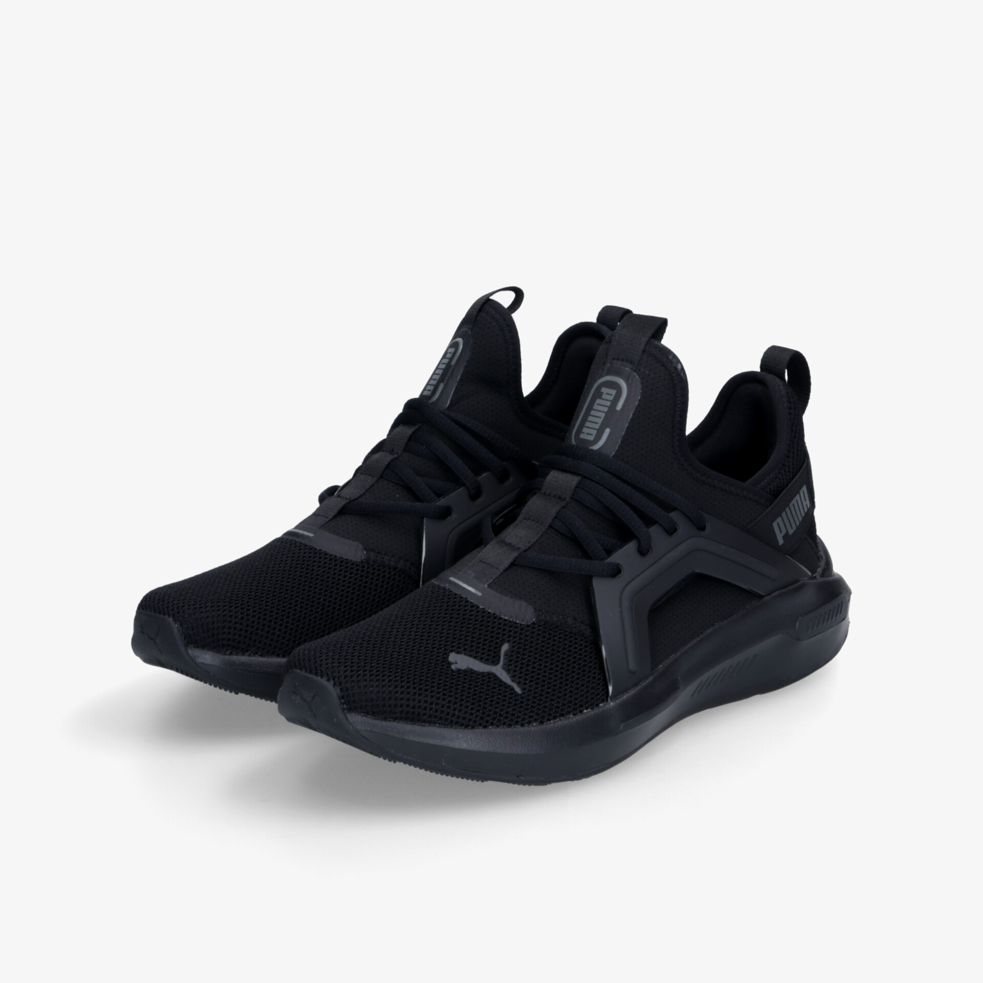 Moderner schwarzer Sportschuh mit schnürung, leichter und flexibler Aufbau für optimalen Tragekomfort