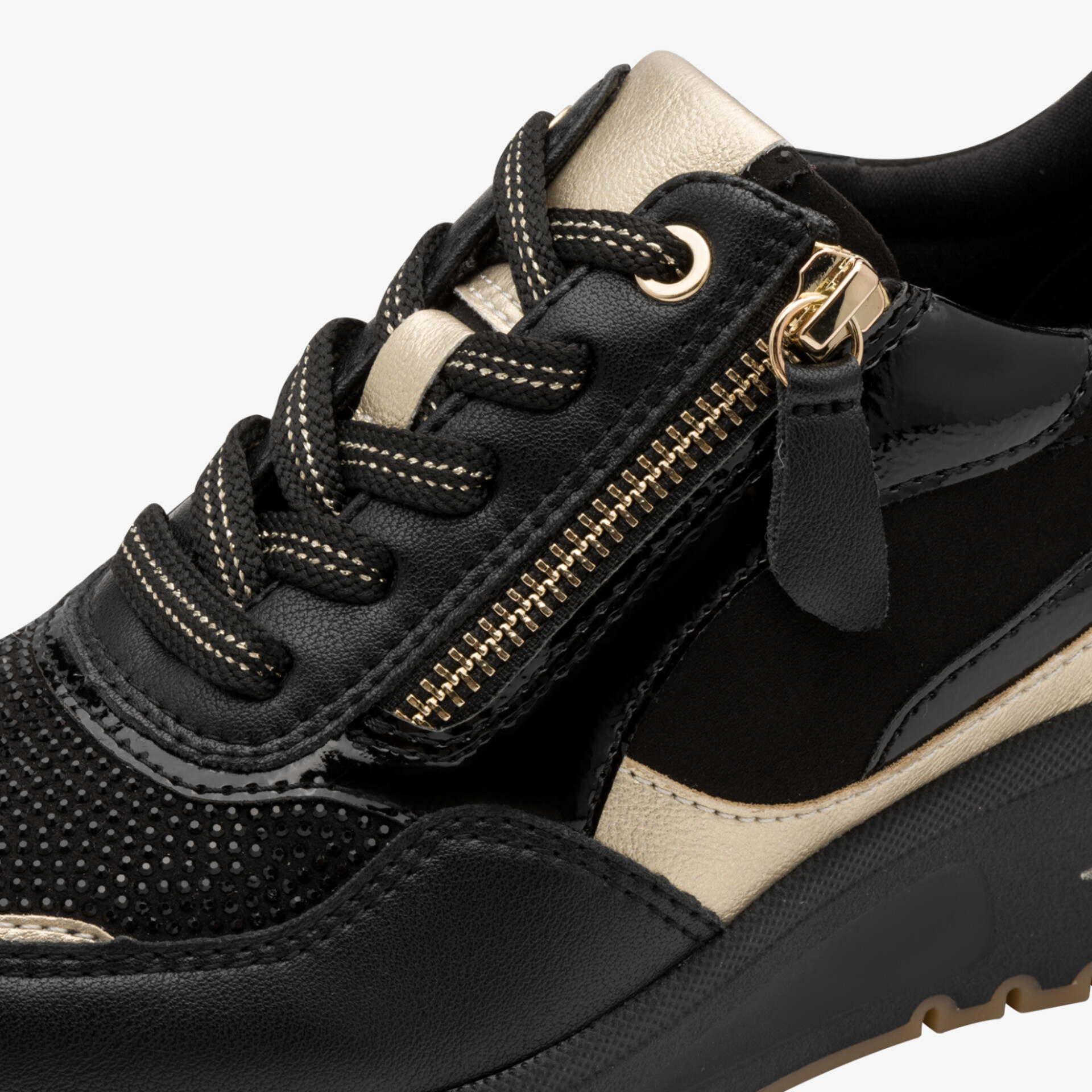 Detailaufnahme eines schwarzen Schuhs mit Reißverschluss und Schnürung aus hochwertigem Leder