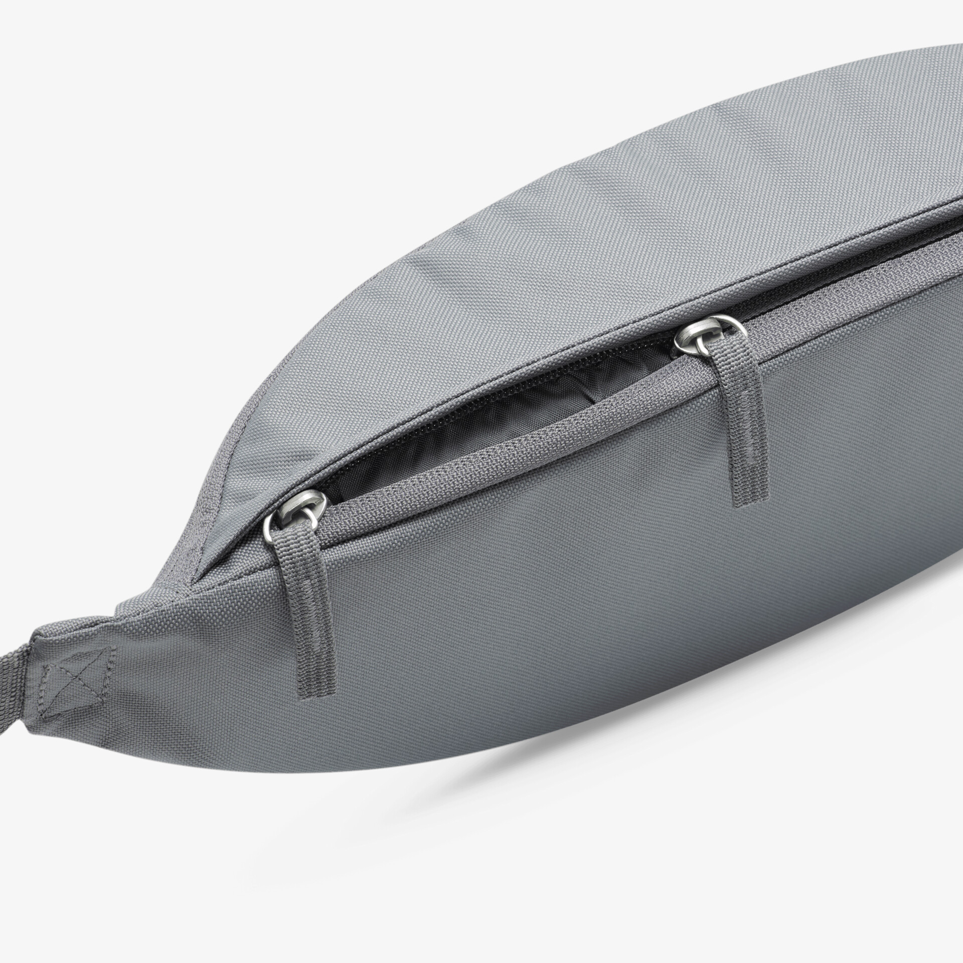 Graue Bauchtasche mit geöffnetem Reißverschluss, kompakter und funktionaler Begleiter für den Alltag