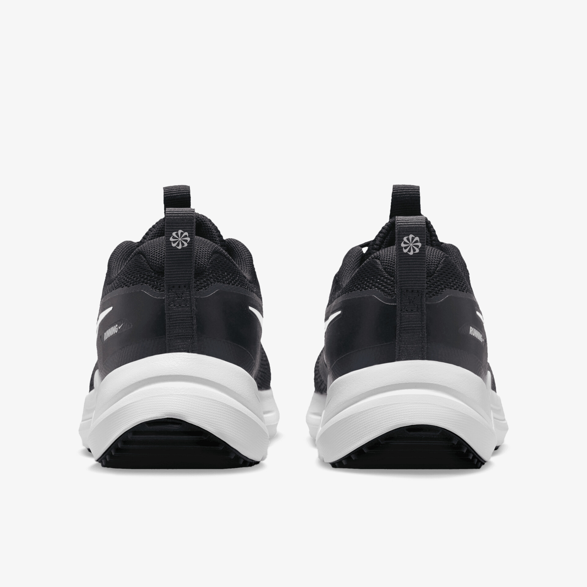 Robuster schwarzer Sportschuh mit gepolsterter weißer Sohle und rutschfestem Profil in Rückansicht