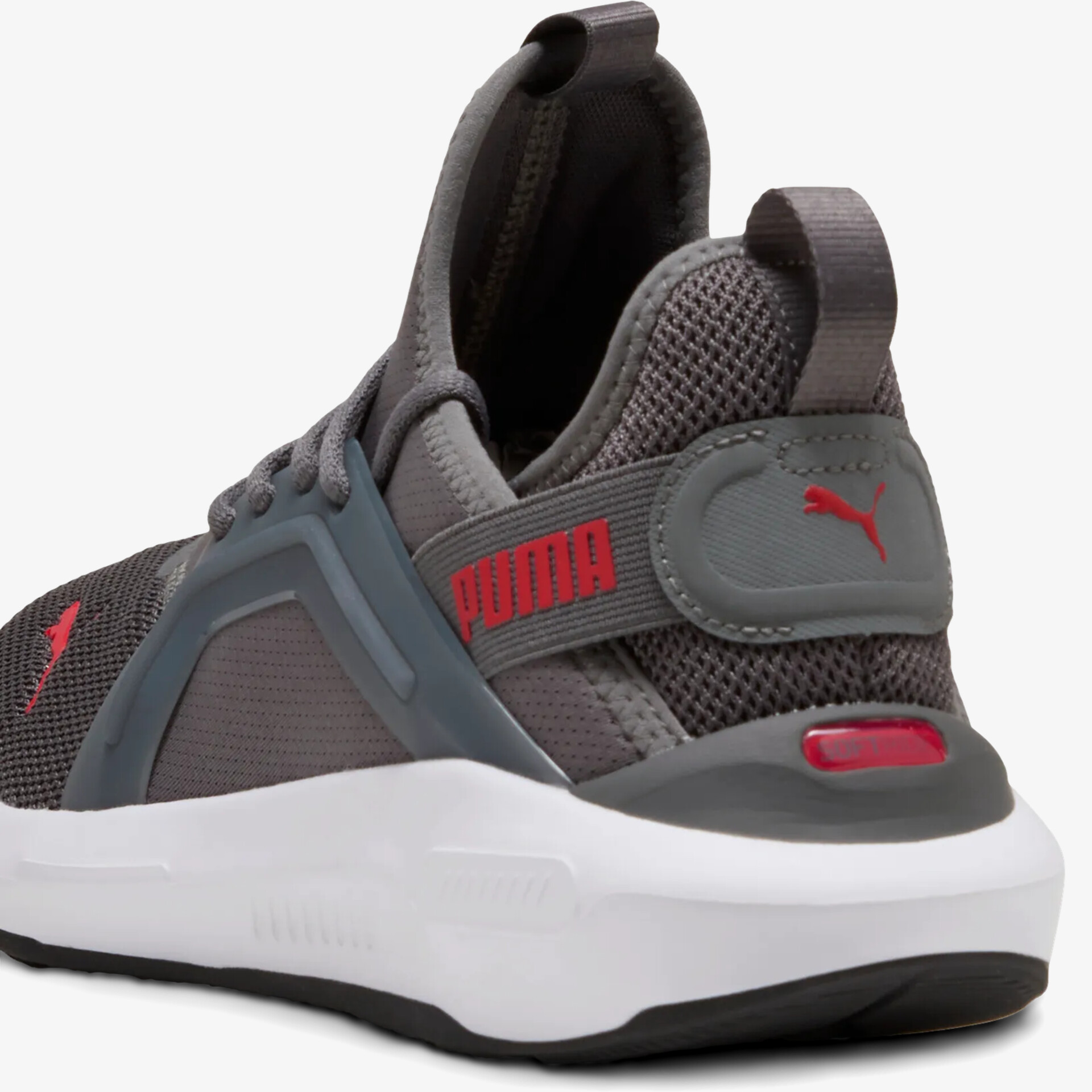 Leichter sportlicher Sneaker mit atmungsaktivem Material, gepolstertem Schaft und rutschfester Sohle für hohen Tragekomfort