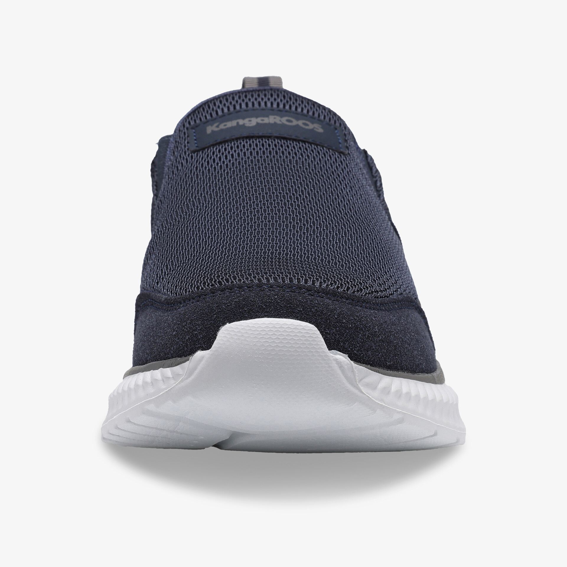 Bequemer Sportschuh in Frontansicht mit atmungsaktivem Obermaterial und flexibler, rutschfester Sohle