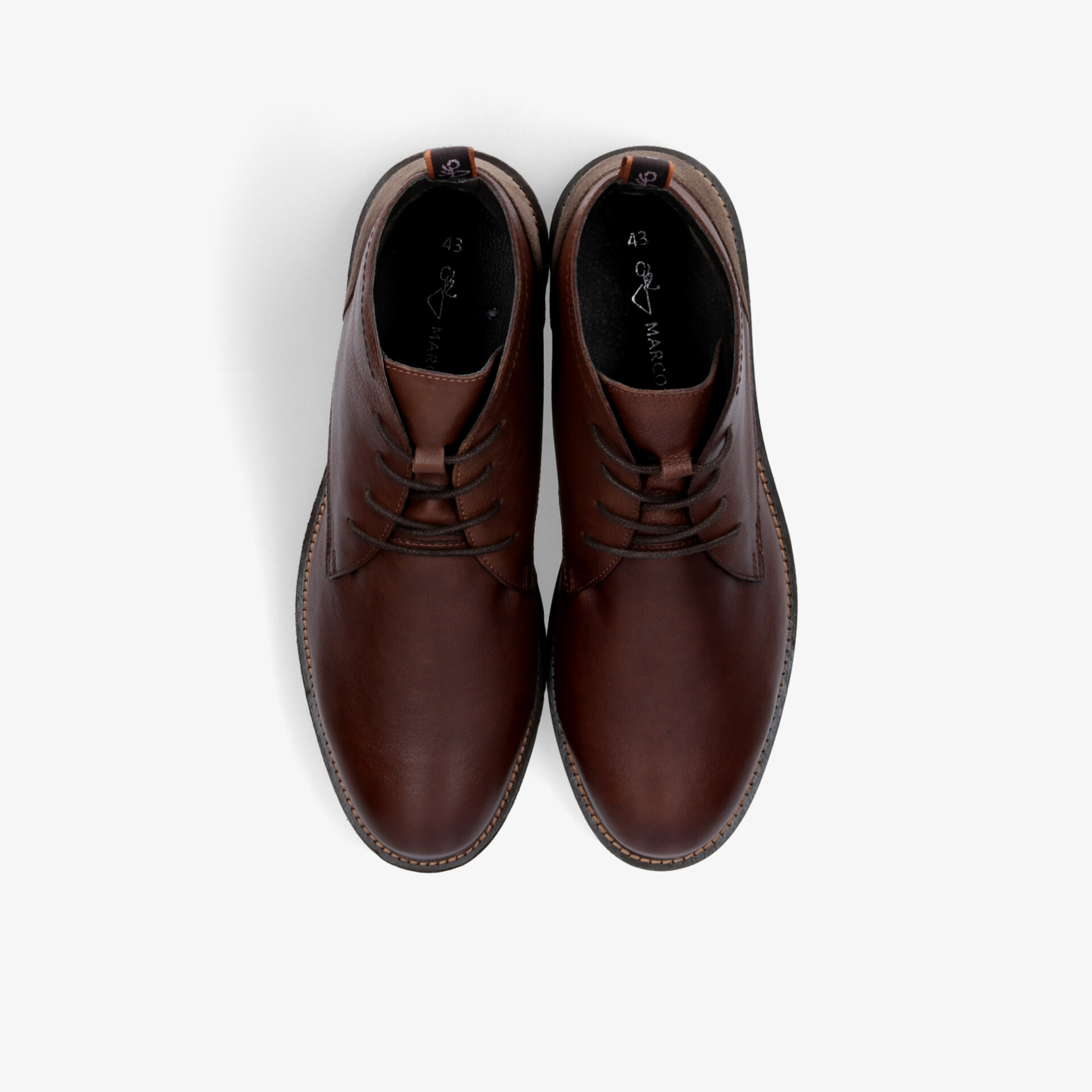 Elegantes Paar brauner Lederschuhe mit hochwertiger Verarbeitung und klassischem Schnitt aus der Draufsicht