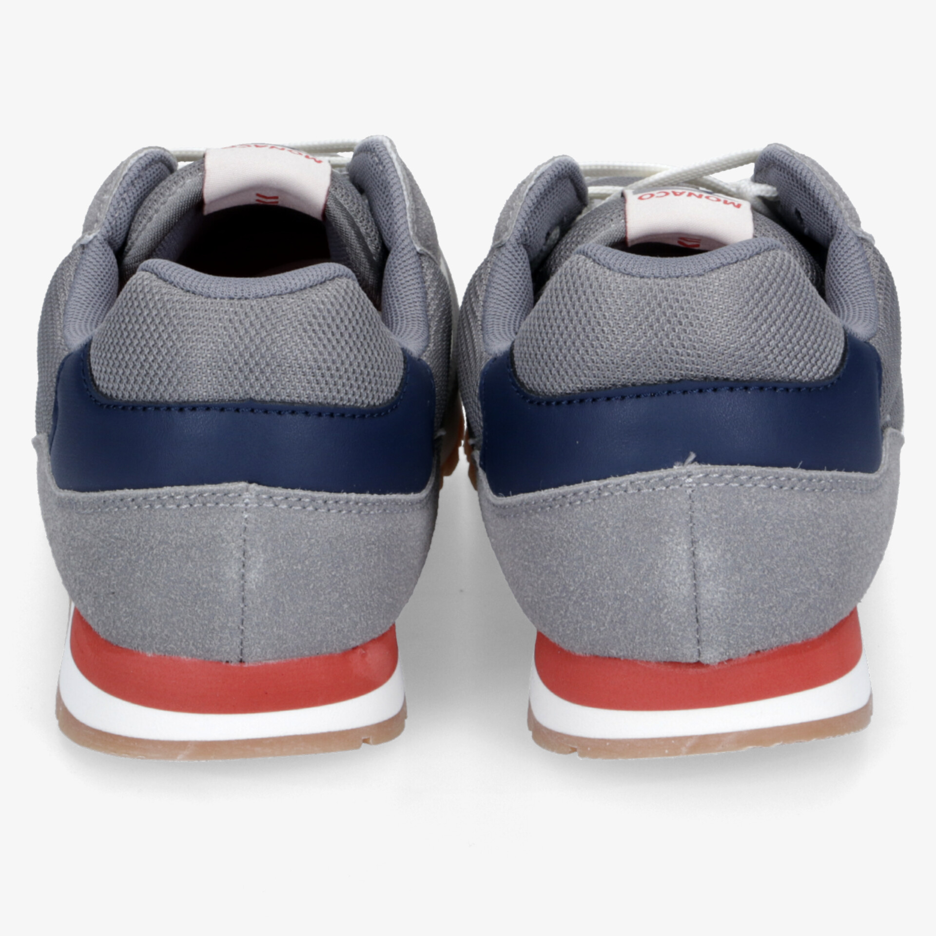 Sportliche Schuhe aus hellgrauem Material mit blauem Fersenbereich und roter Sohle, Rückansicht