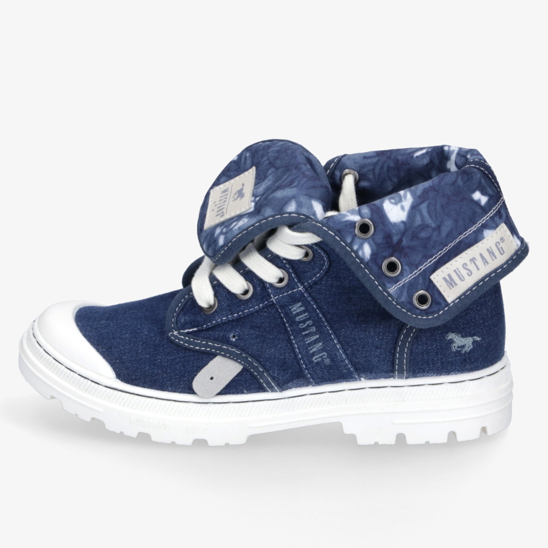 Seitliche Ansicht eines robusten blauen Bootsschuhs mit weißen Schnürsenkeln und komfortabler weißer Sohle