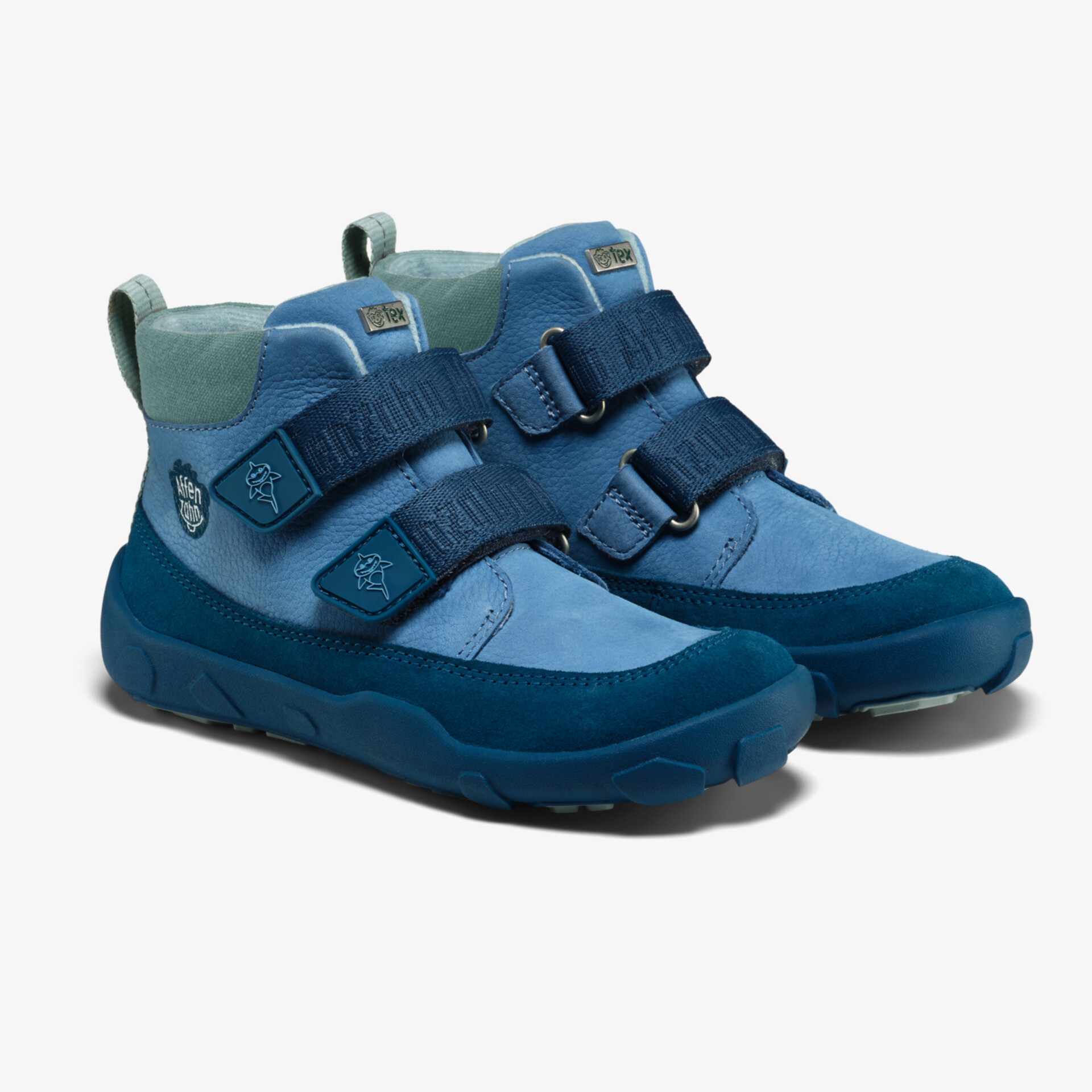 Blaues Paar robuster Schuhe mit warmer Innenfütterung und rutschfester Sohle, ausgestattet mit klettverschlüssen