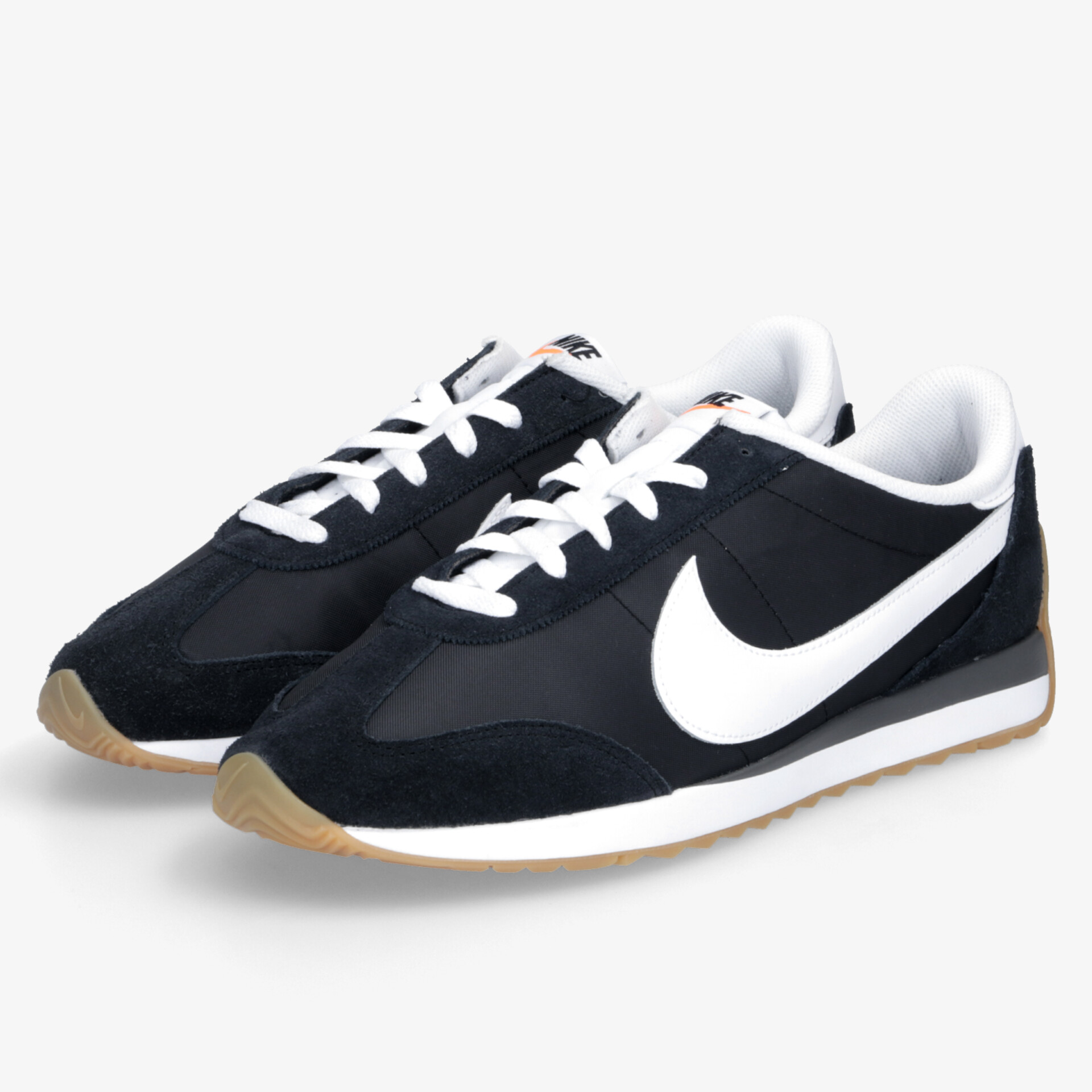 Sportliche schwarze Sneaker mit weißer Sohle und Schnürung, leichter und bequemer Freizeitschuh