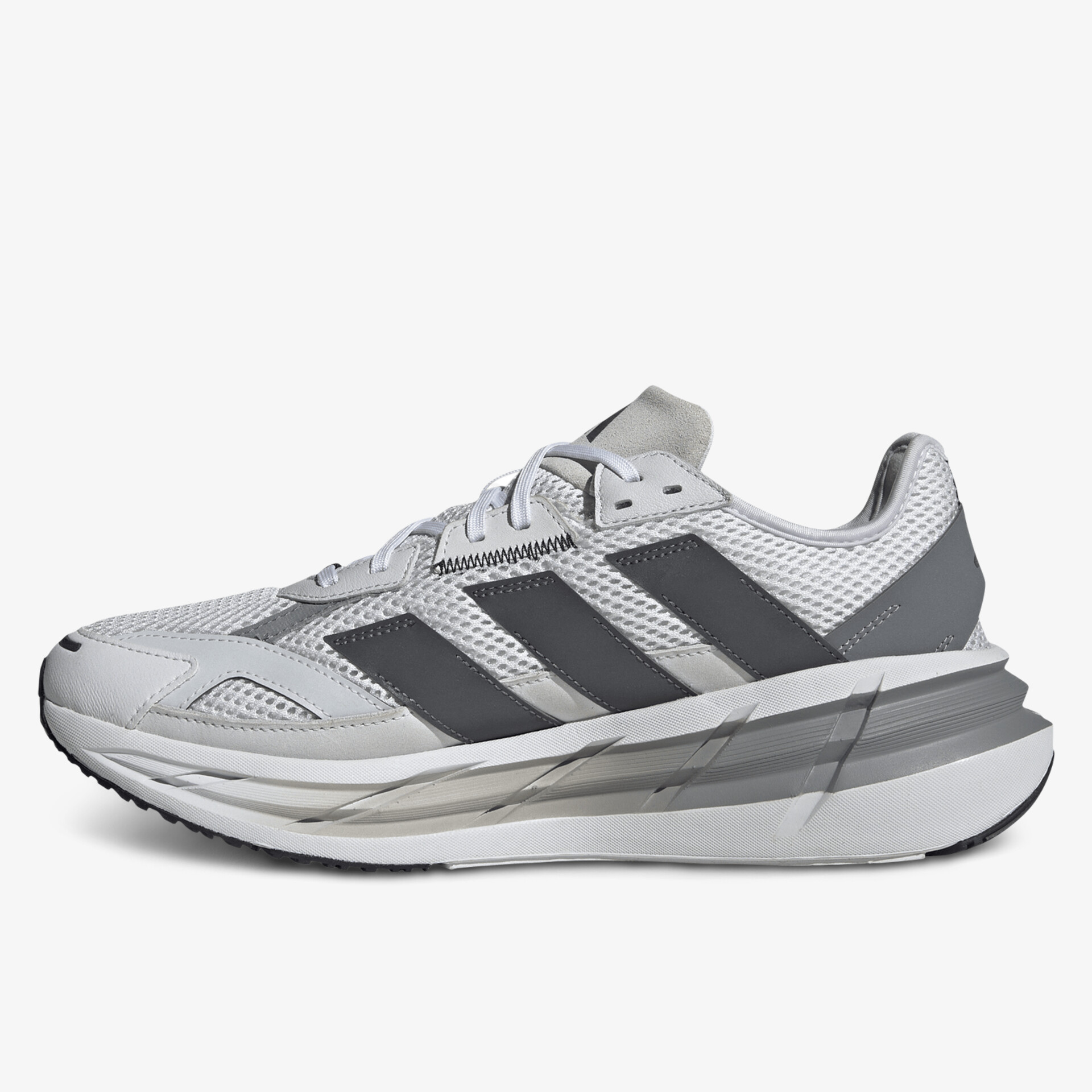 seitliche Ansicht leichter Sneaker mit atmungsaktivem Material und modernem, sportlichem Design