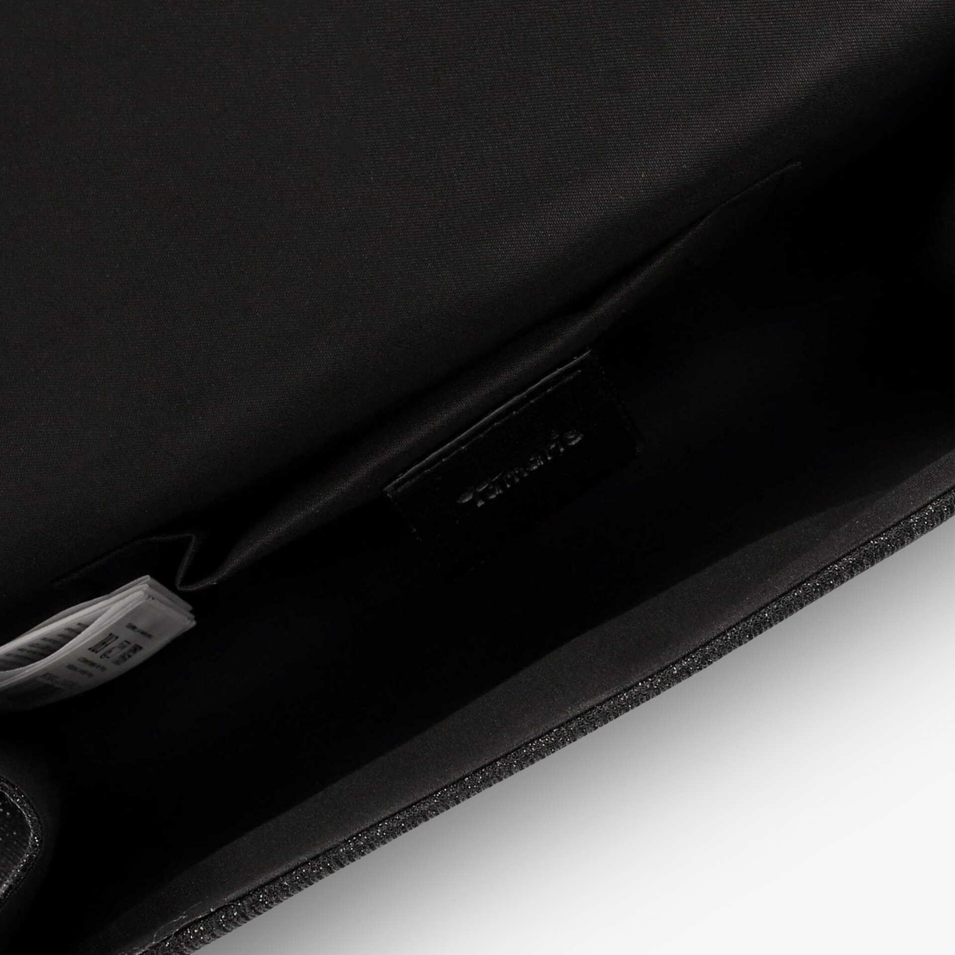Detailaufnahme Innenraum einer schwarzen Tasche mit glatter Oberfläche für hohen Komfort und Stauraum