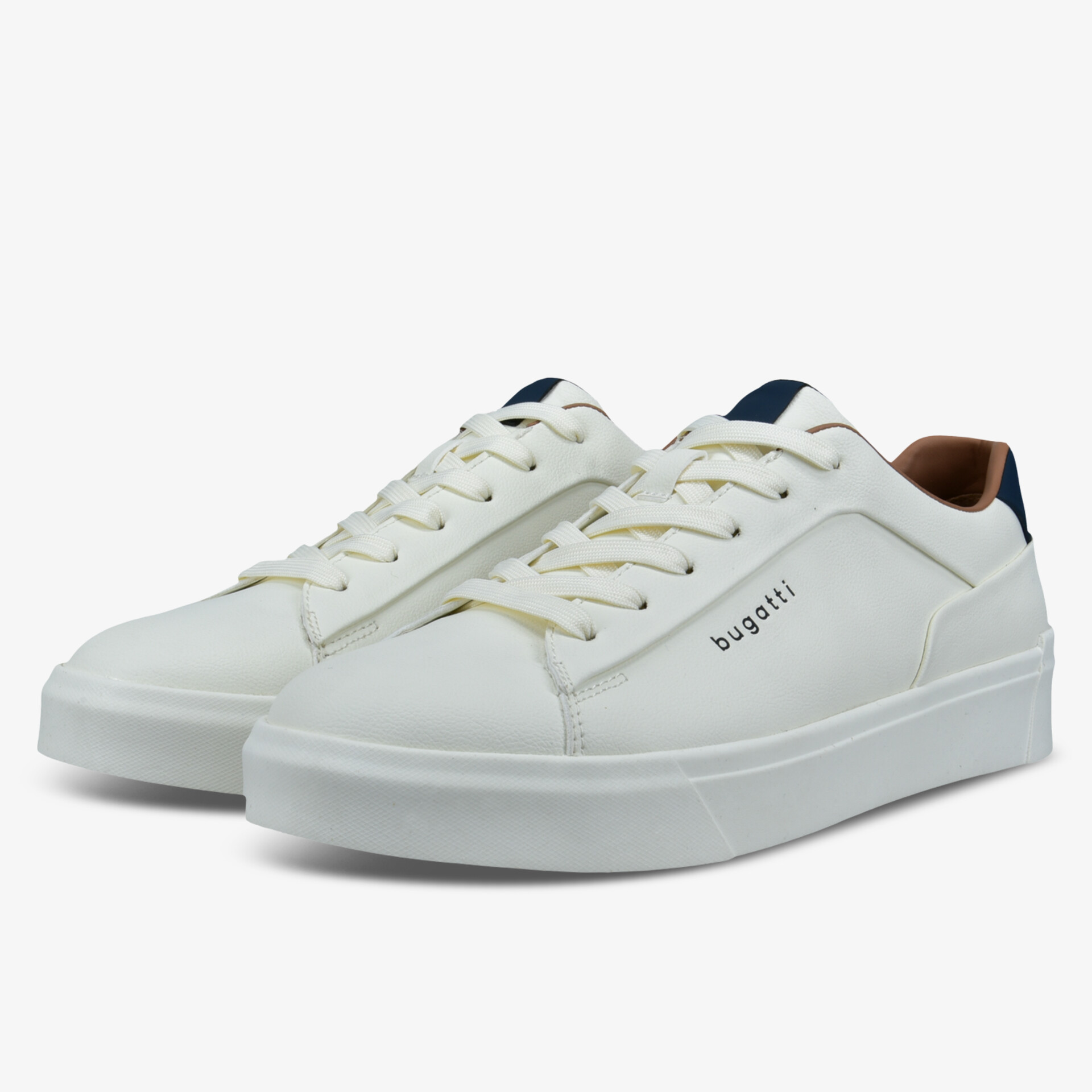 Moderner weißer Sneaker mit rutschfester Sohle und stilvollen Details.