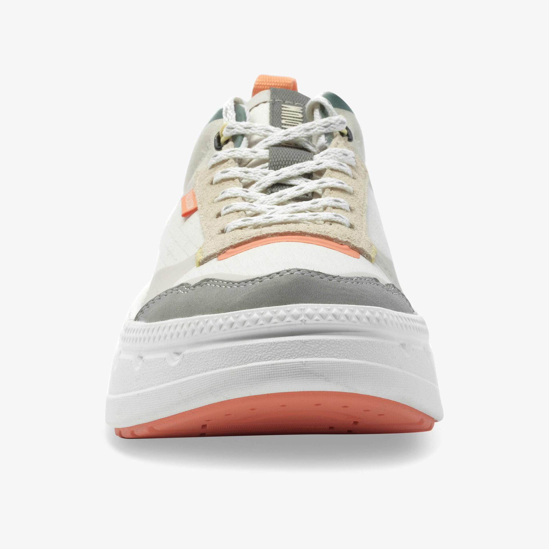 Moderner Sneaker mit bequemer Passform und stylischem Design in Frontansicht, atmungsaktives Obermaterial und robuste Sohle