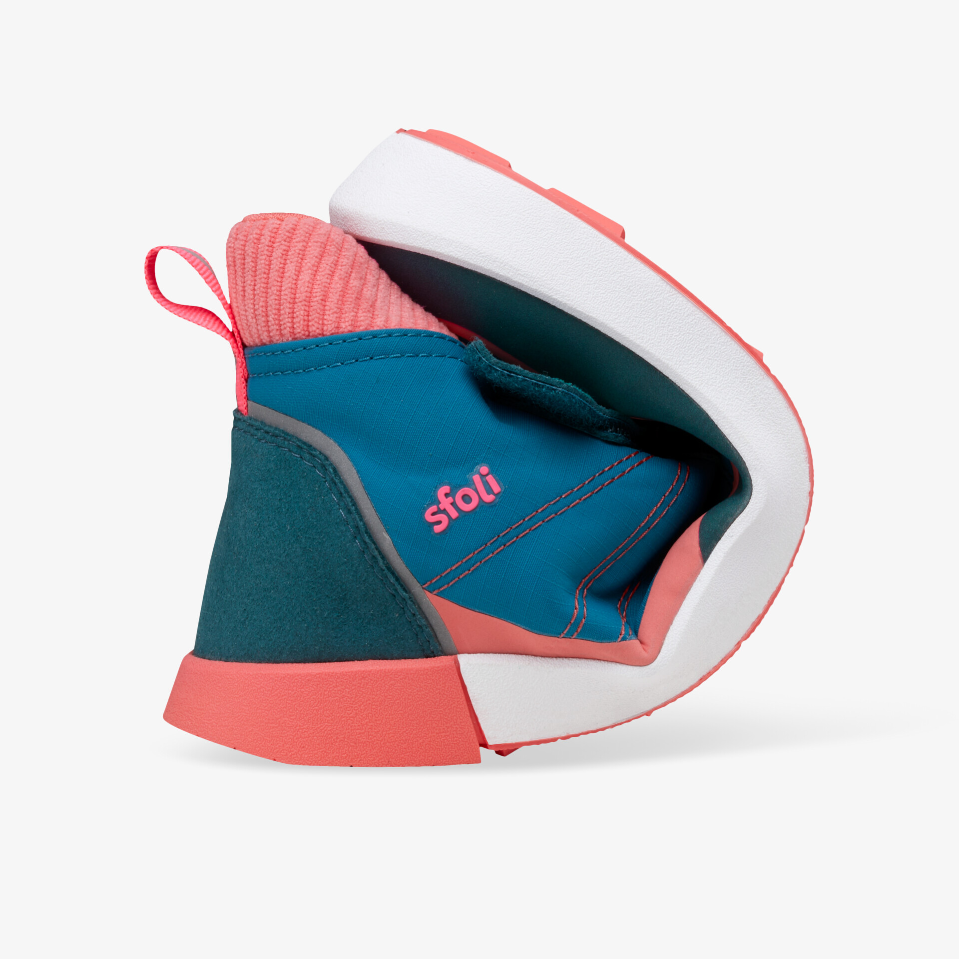 Moderner, flexibler Schuh mit auffälligem Design und rutschfester Sohle, ideal für täglichen Komfort.