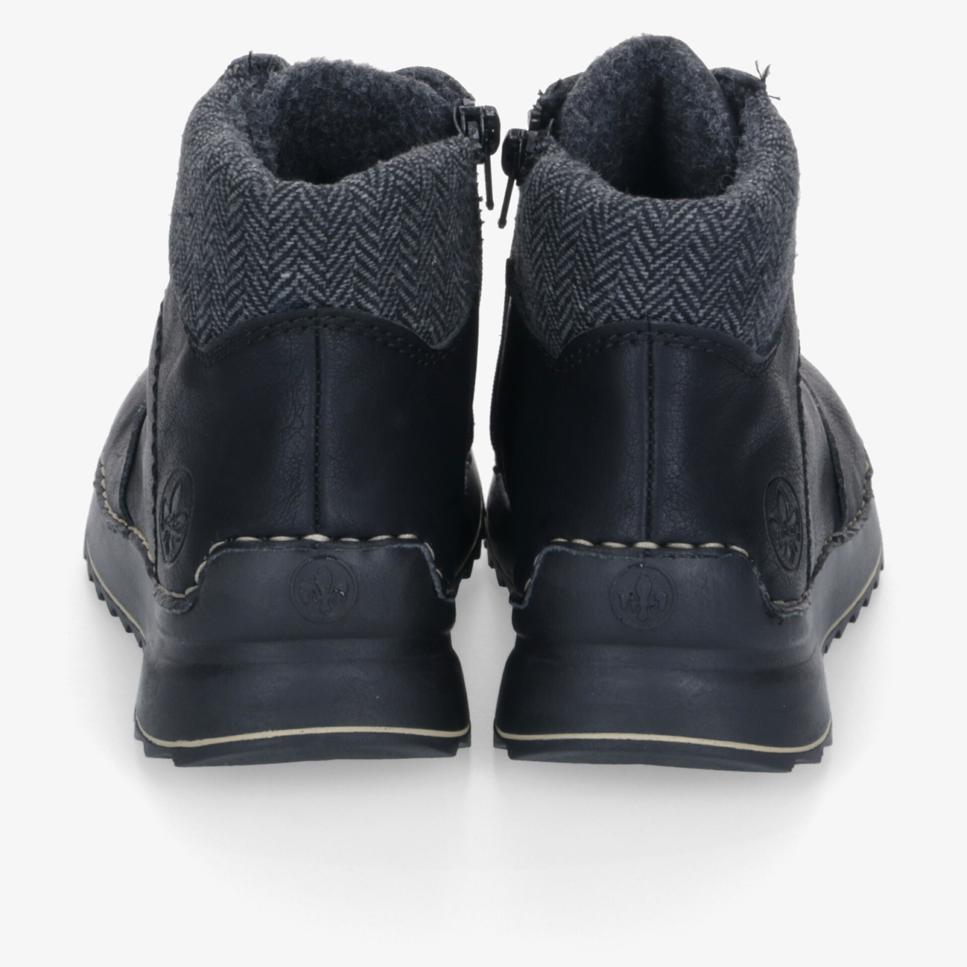 Rückansicht von warmen schwarzen Winterschuhen mit gepolstertem Schaft und Reißverschluss für leichten Einstieg