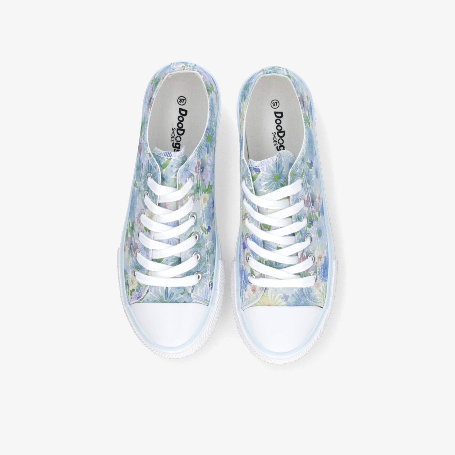 Bequeme blaue weiße Sneaker mit floralem Muster und stabilen Schnürsenkeln als Paar von oben
