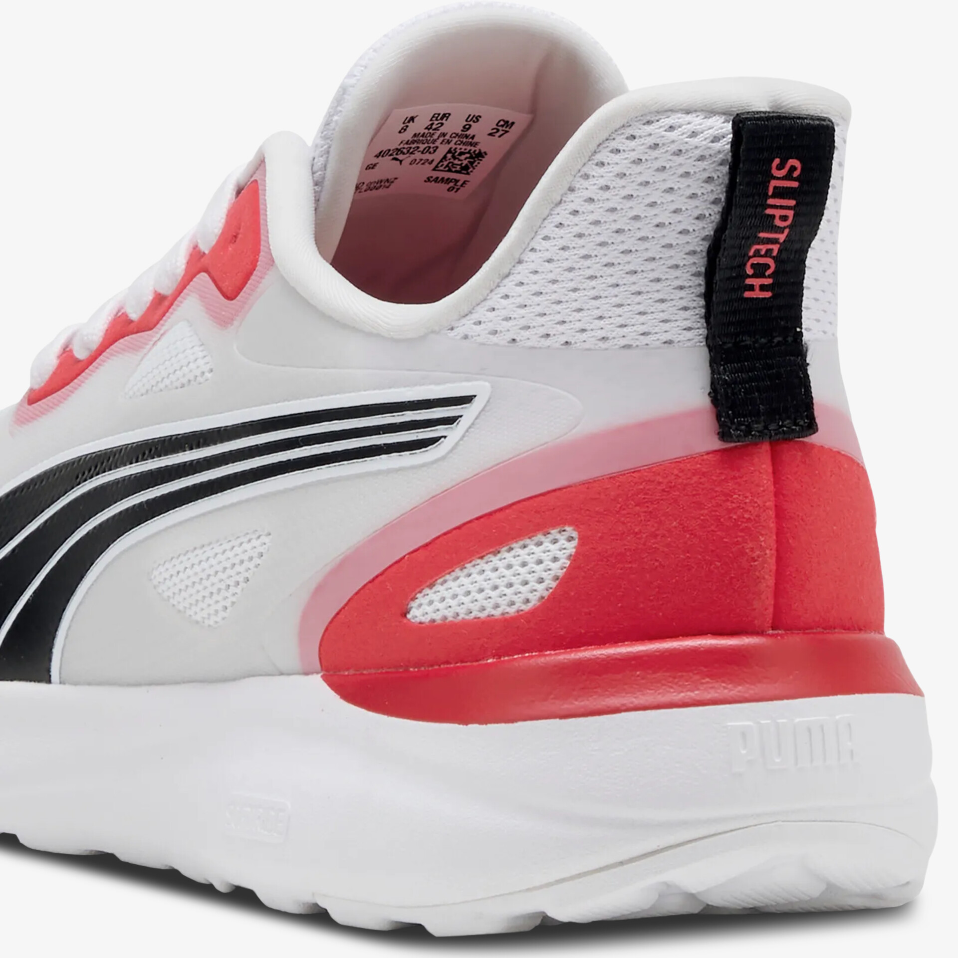 Sportschuh mit atmungsaktivem Material und gepolsterter Fersenkappe in leuchtendem Rot und Weiß