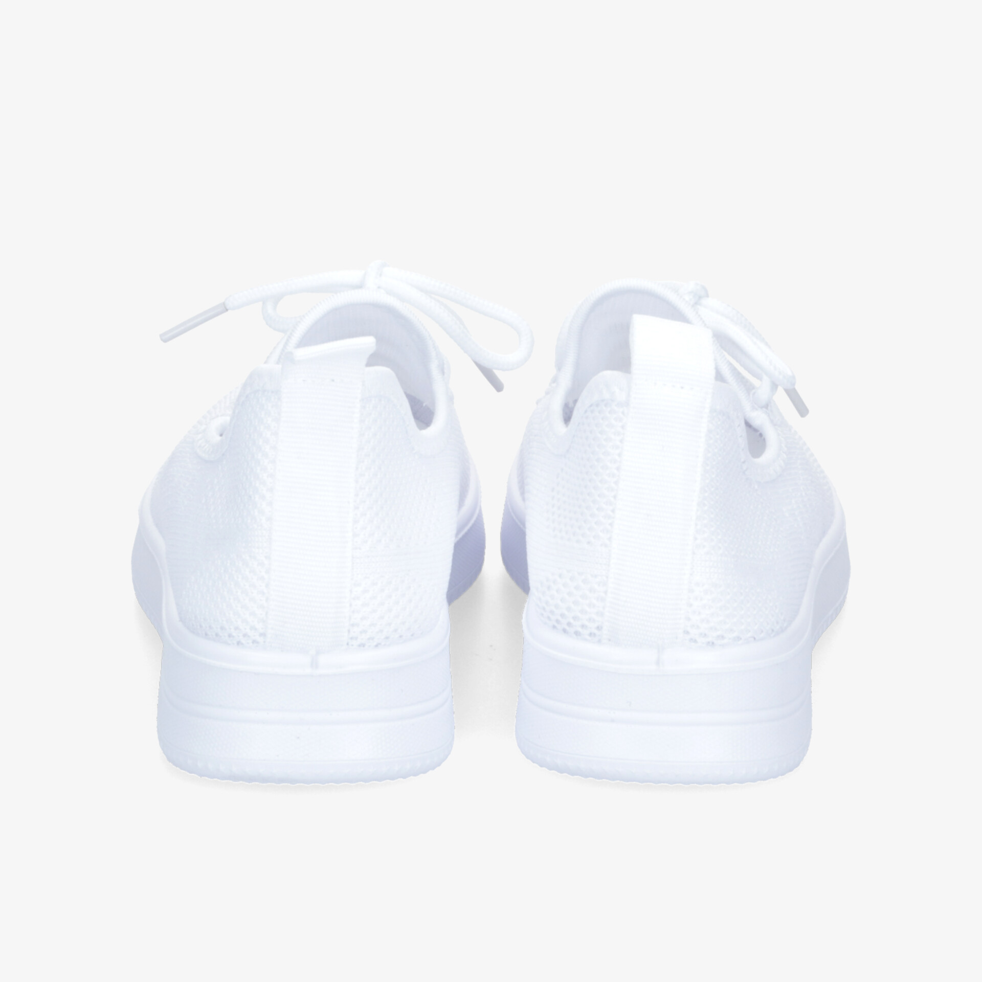 Weiße Sneaker Rückansicht mit klassischem Design und stabiler, bequemer Sohle, ideal für sportlichen Alltag