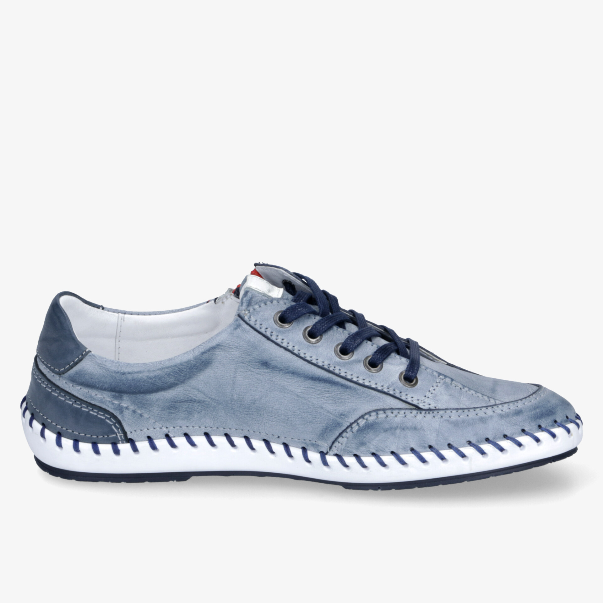 Seitliche Ansicht eines lässigen blauen Sneakers mit leichter, flexibler Sohle und moderner Optik