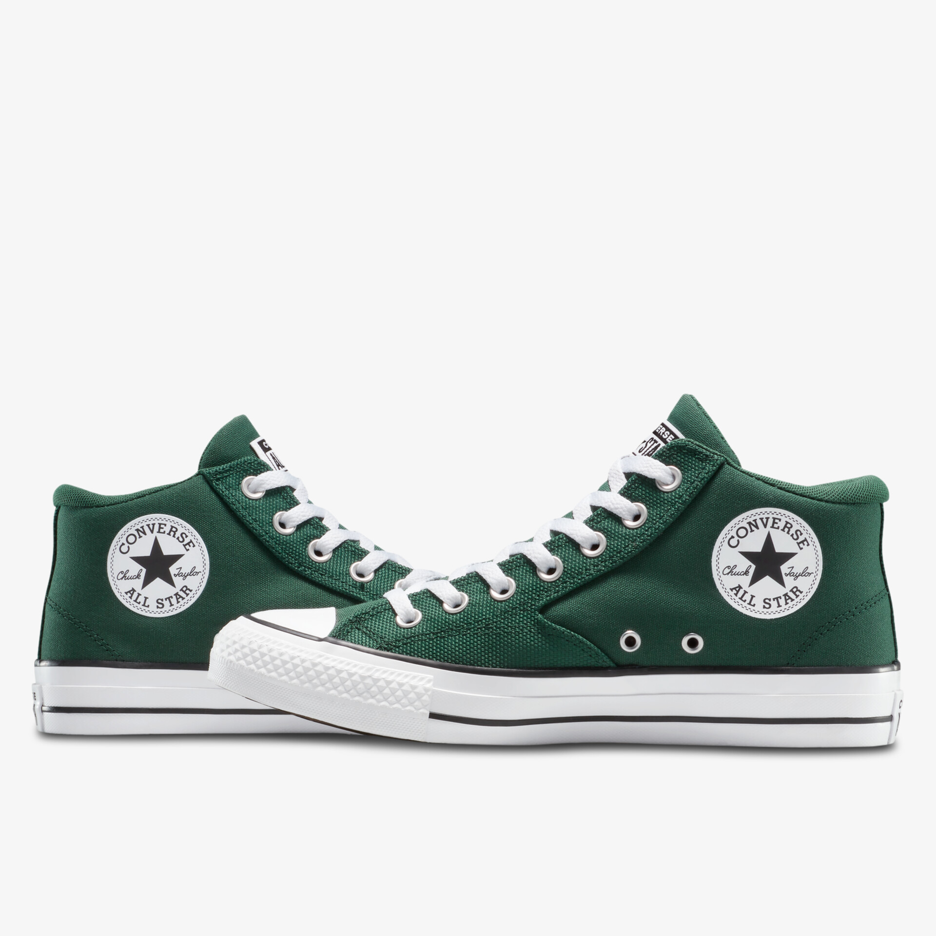 Grüne klassische Sneaker mit weißer Gummisohle und kontrastierenden Schnürsenkeln in seitlicher Ansicht