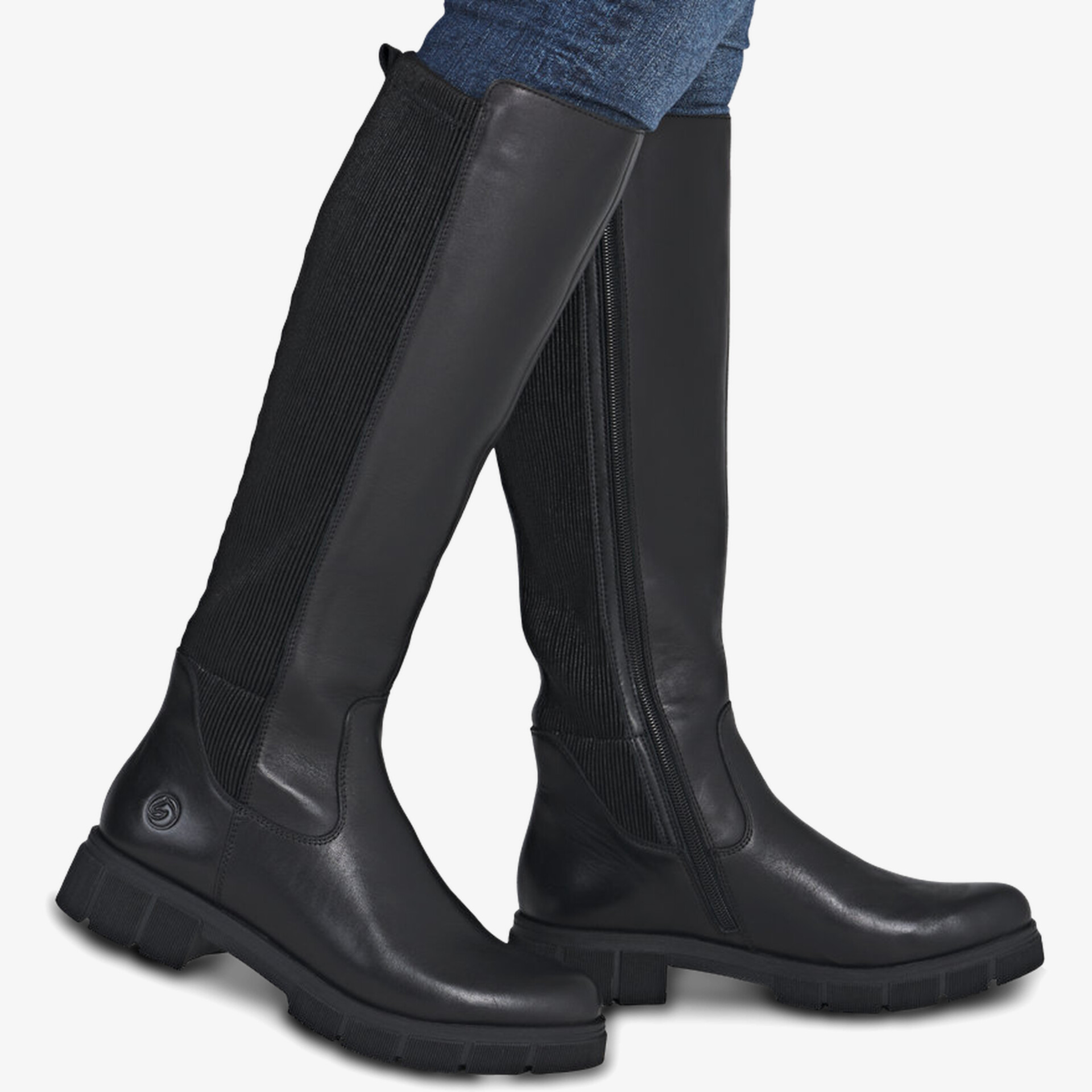 Eleganter schwarzer hoher Stiefel aus Leder mit elastischem Einsatz und rutschfester Gummisohle, seitliche Ansicht