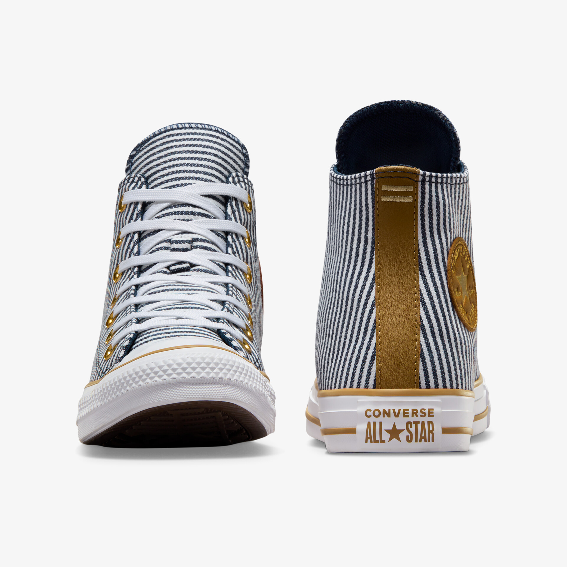 Front- und Rückansicht von Converse All Star Schuh mit weiß-schwarzem Streifenmuster und robusten Details