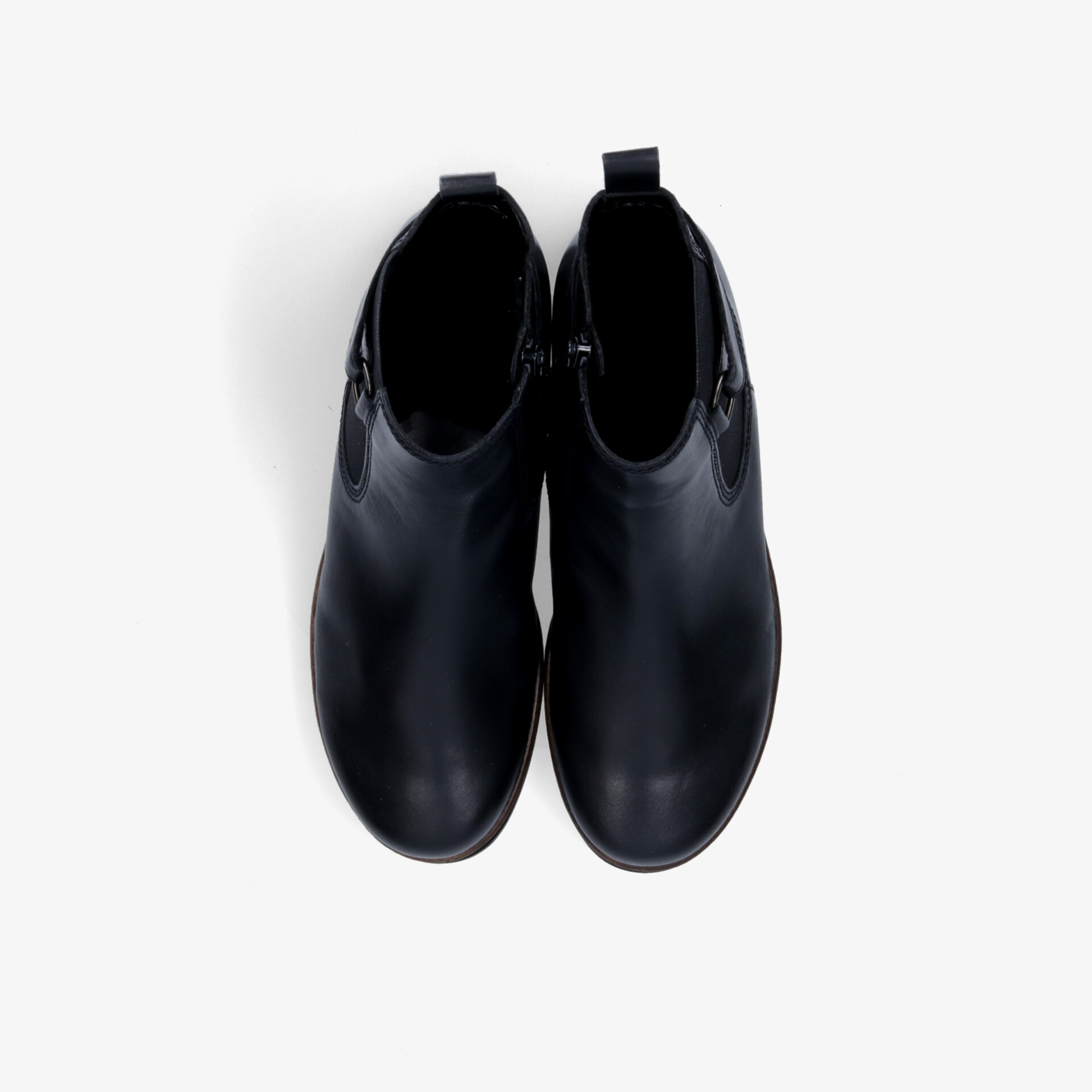 Schwarze Stiefeletten aus glattem Leder mit seitlichem Reißverschluss in Draufsicht, elegant und bequem