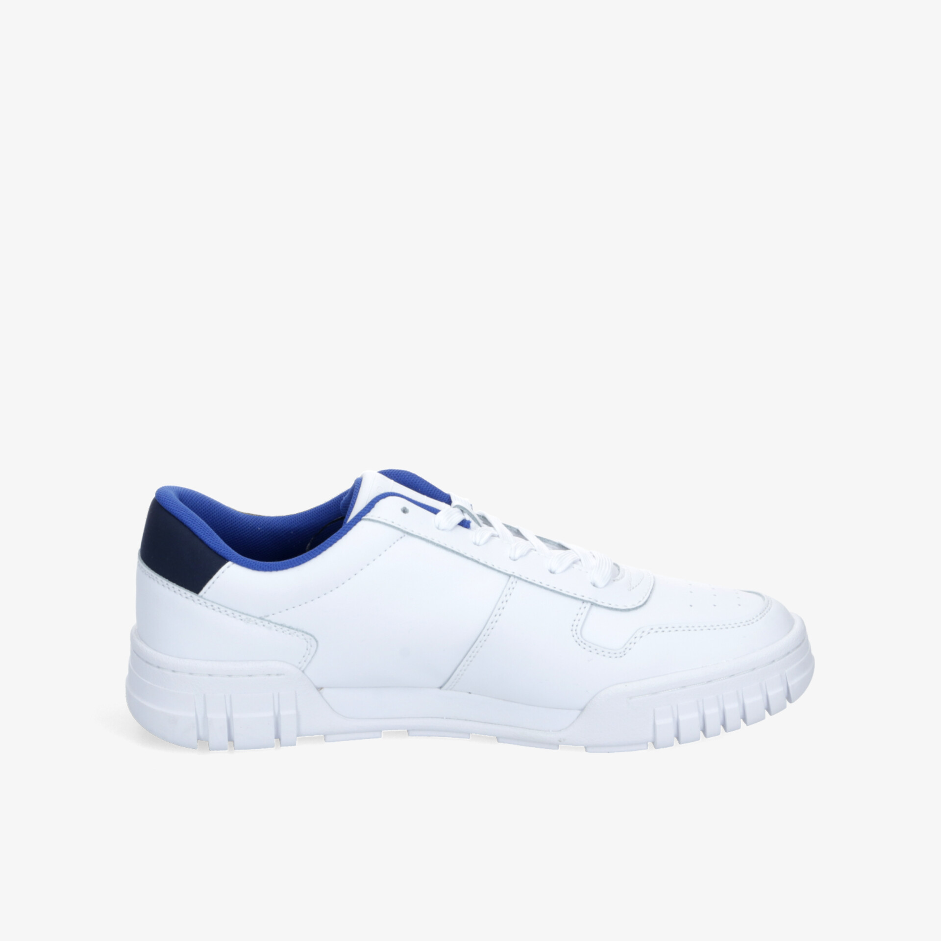 Sportlicher weißer Schuh mit robuster, rutschfester Sohle und atmungsaktivem Material für hohe Bequemlichkeit